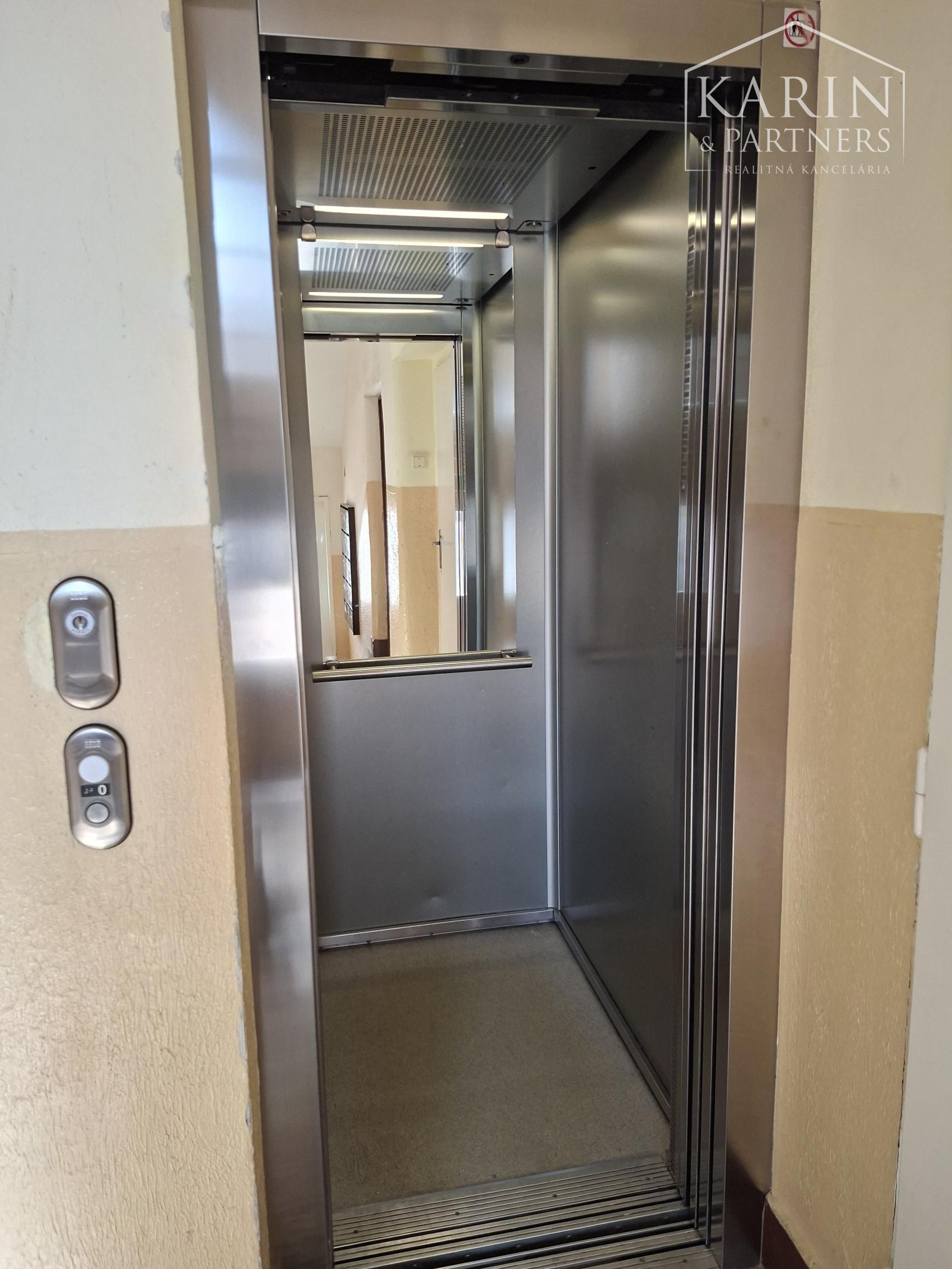 NA PRENÁJOM: 1 I. BYT 43 M2, BRATISLAVA - RUŽINOV - NIVY, ZÁHRADNICKÁ ULICA (PARKOVANIE VO DVORE MOŽNÁ), CENA: 650 €