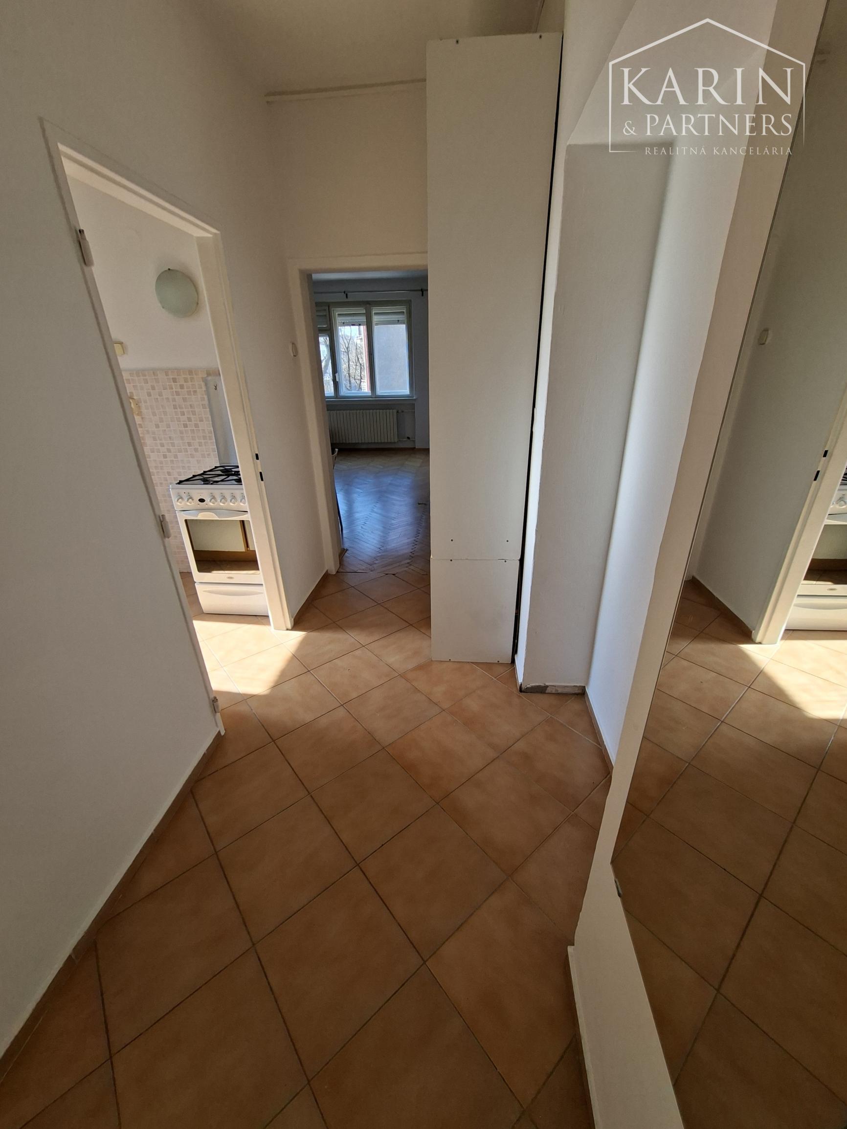 NA PRENÁJOM: 1 I. BYT 43 M2, BRATISLAVA - RUŽINOV - NIVY, ZÁHRADNICKÁ ULICA (PARKOVANIE VO DVORE MOŽNÁ), CENA: 650 €