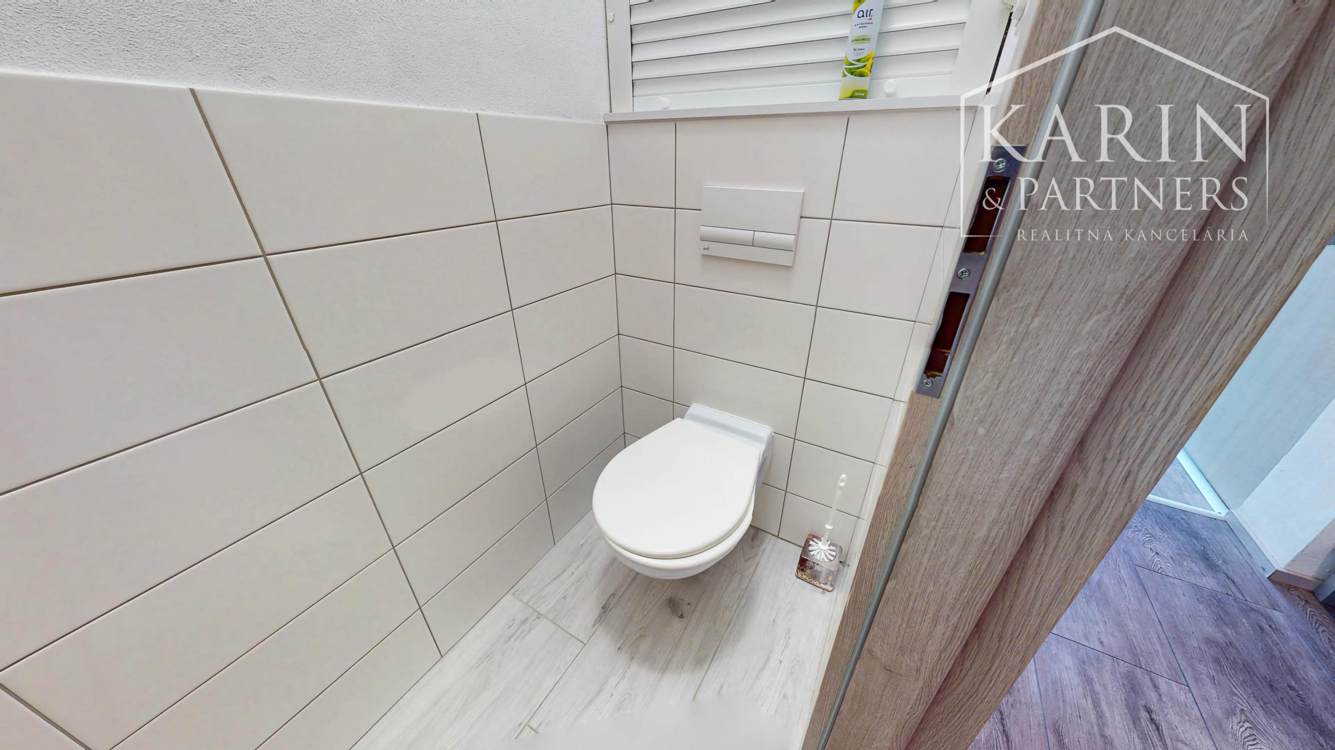 Štýlová novostavba v Kozárovciach – bývajte moderne s minimálnymi nákladmi!