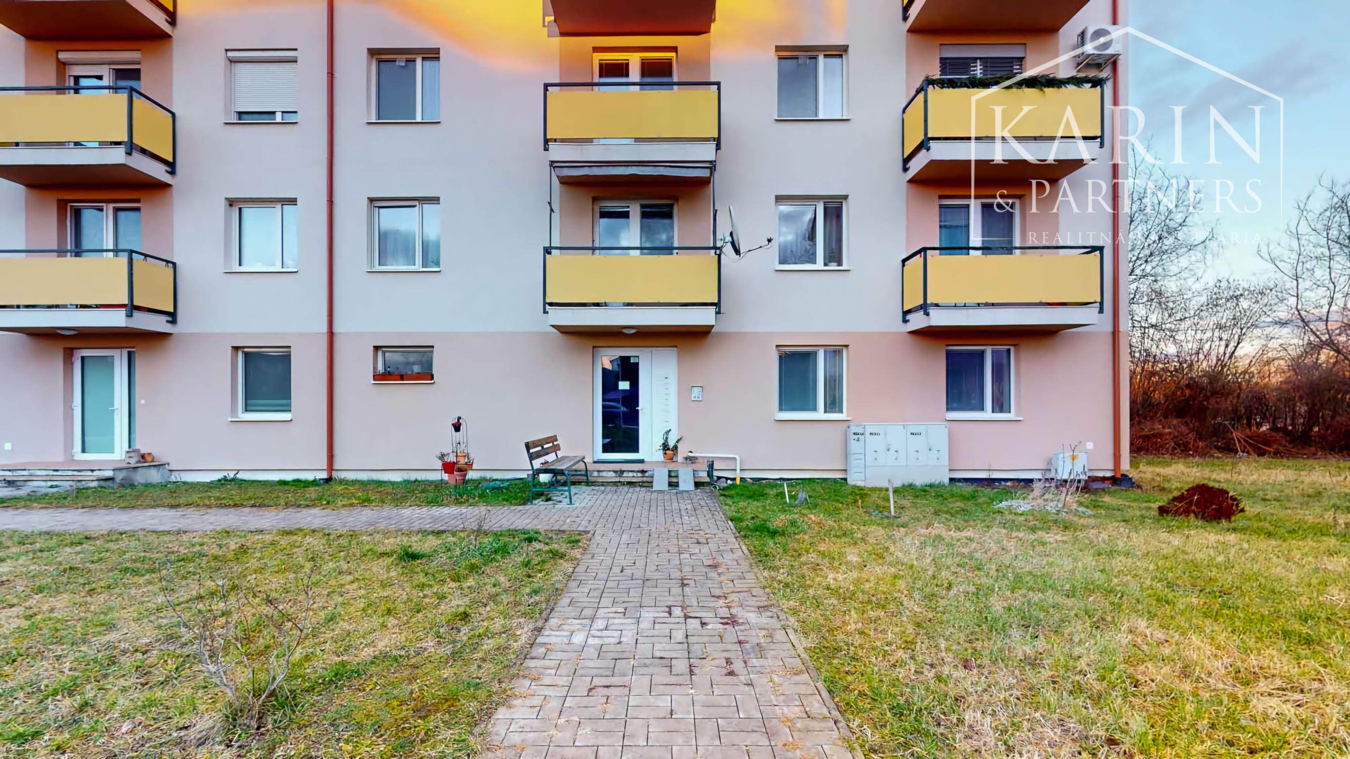 Štýlová novostavba v Kozárovciach – bývajte moderne s minimálnymi nákladmi!