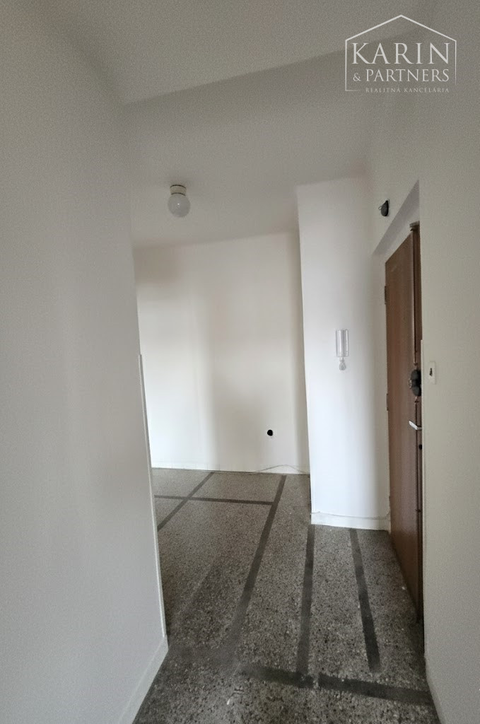 Predaj – 2 izbový byt v atraktívnej lokalite Bratislava II – Ružinov, časť Nivy, Jelačičova ulica.