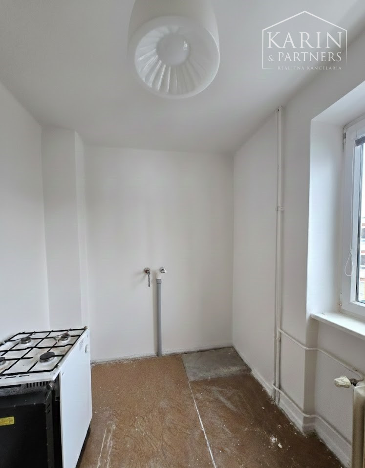 Predaj – 2 izbový byt v atraktívnej lokalite Bratislava II – Ružinov, časť Nivy, Jelačičova ulica.