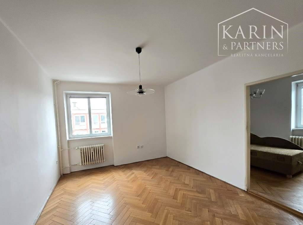 Predaj – 2 izbový byt v atraktívnej lokalite Bratislava II – Ružinov, časť Nivy, Jelačičova ulica.