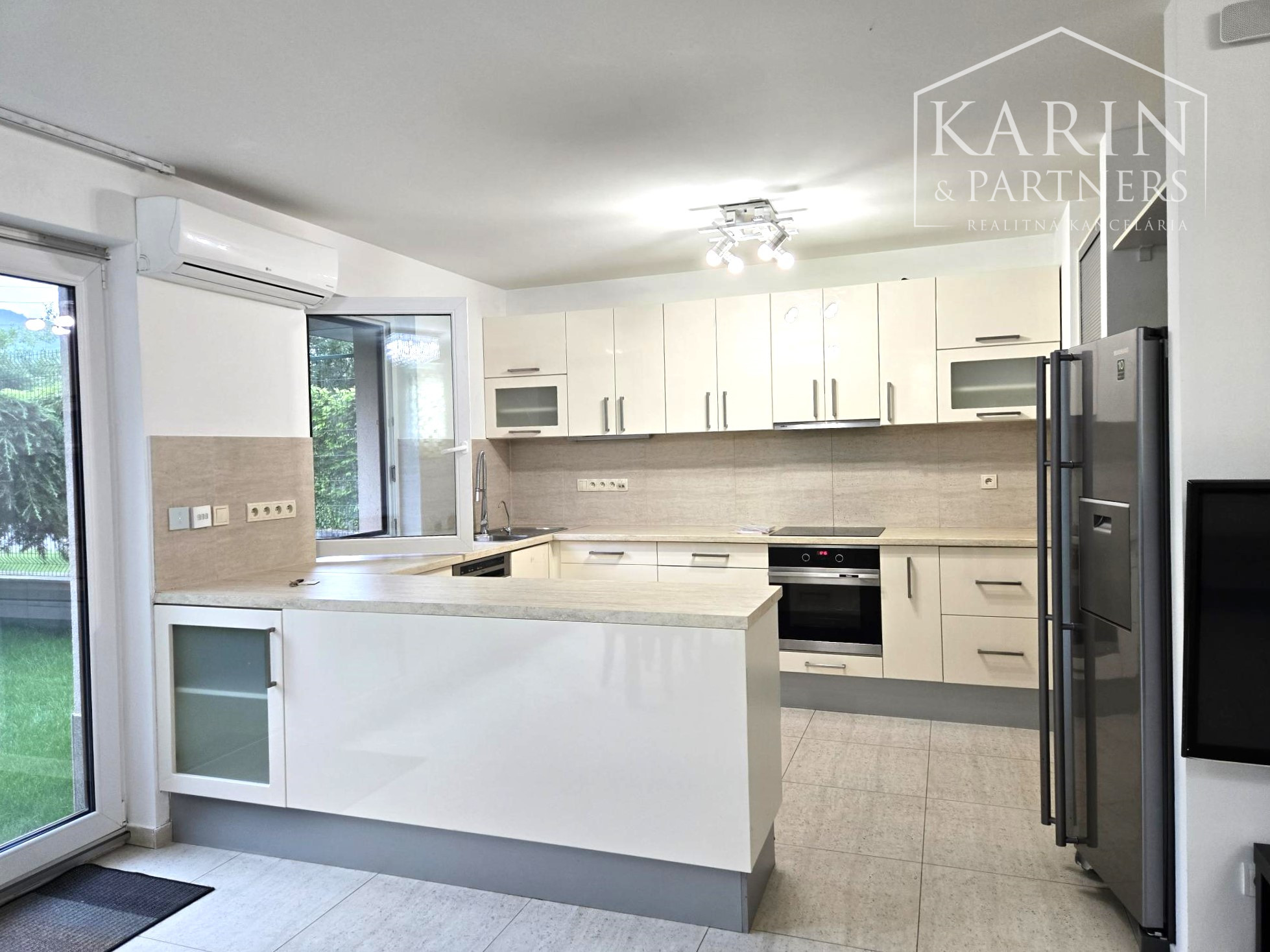 PRENÁJOM: Luxusná 5-izbová vila s výhľadom na Kamzík – Vinohrady- Nové mesto BA III