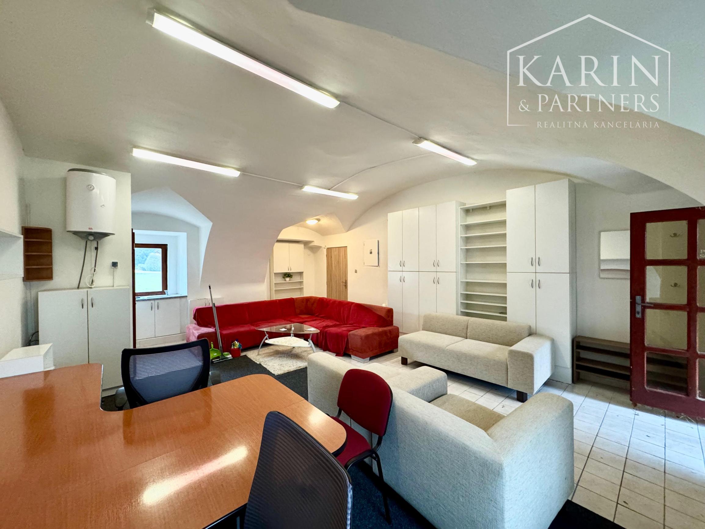 ZARIADENÁ KANCELÁRIA V CENTRE HOLÍČA S PARKOVANÍM