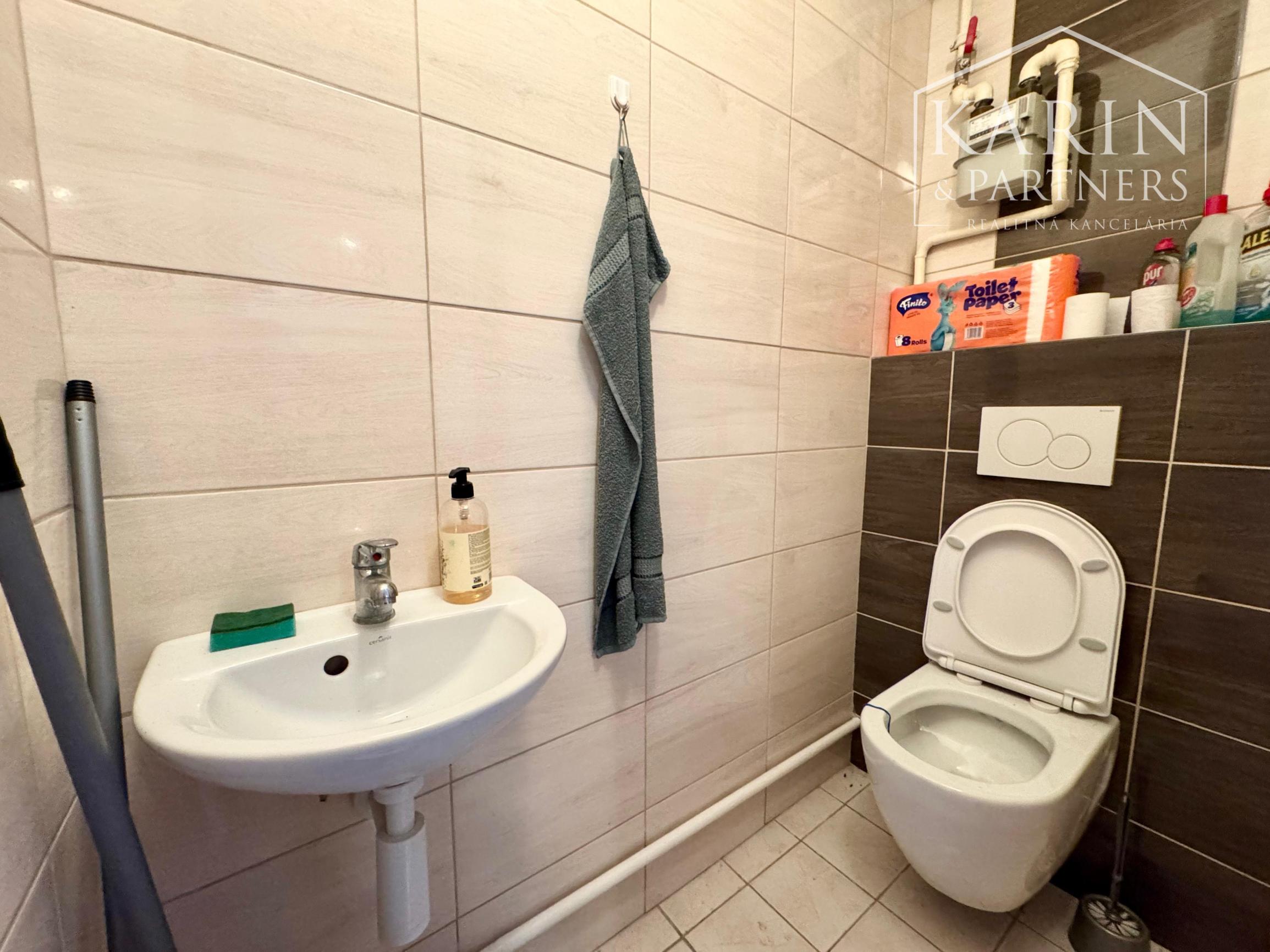 ZARIADENÁ KANCELÁRIA V CENTRE HOLÍČA S PARKOVANÍM