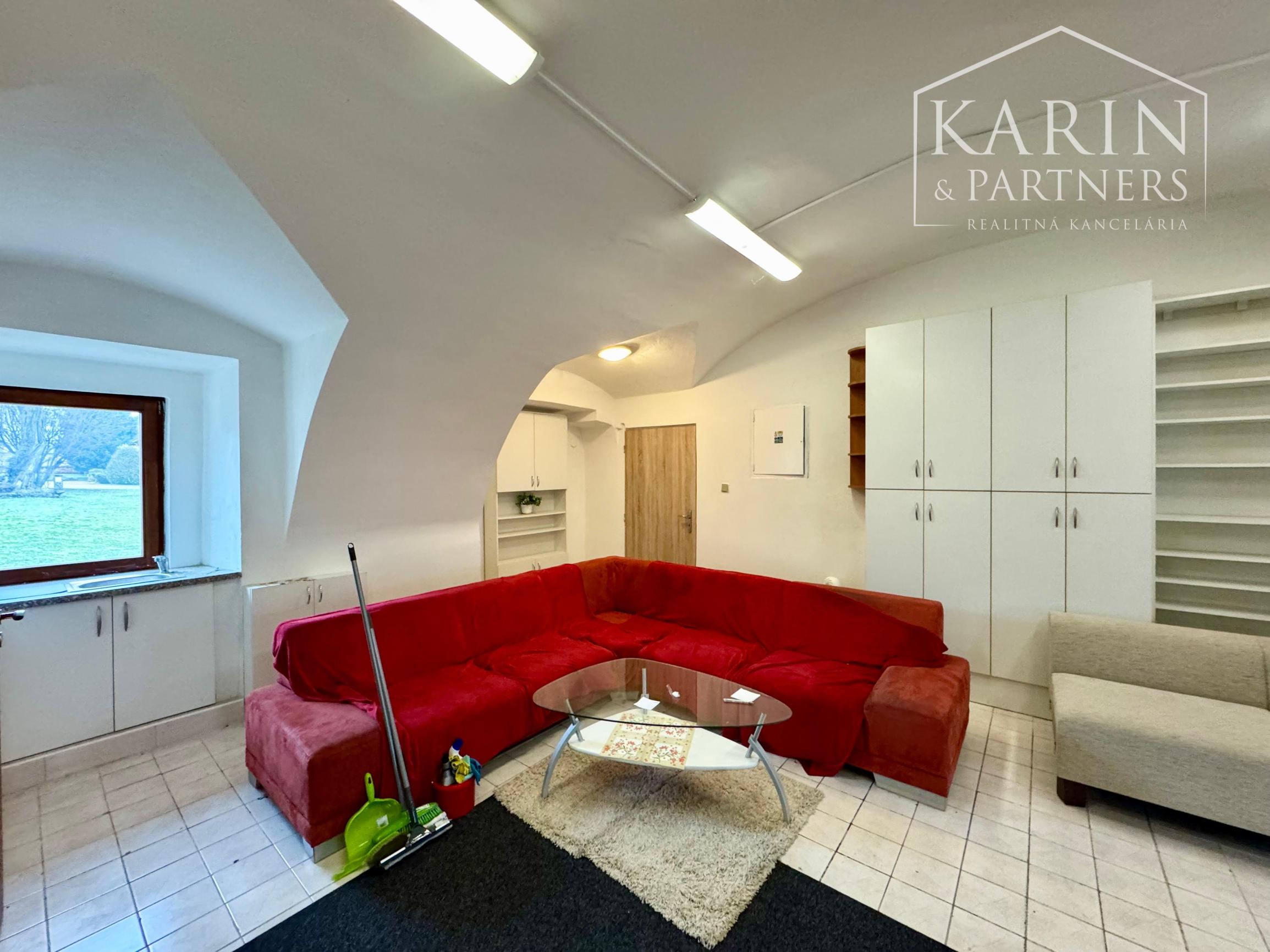 ZARIADENÁ KANCELÁRIA V CENTRE HOLÍČA S PARKOVANÍM