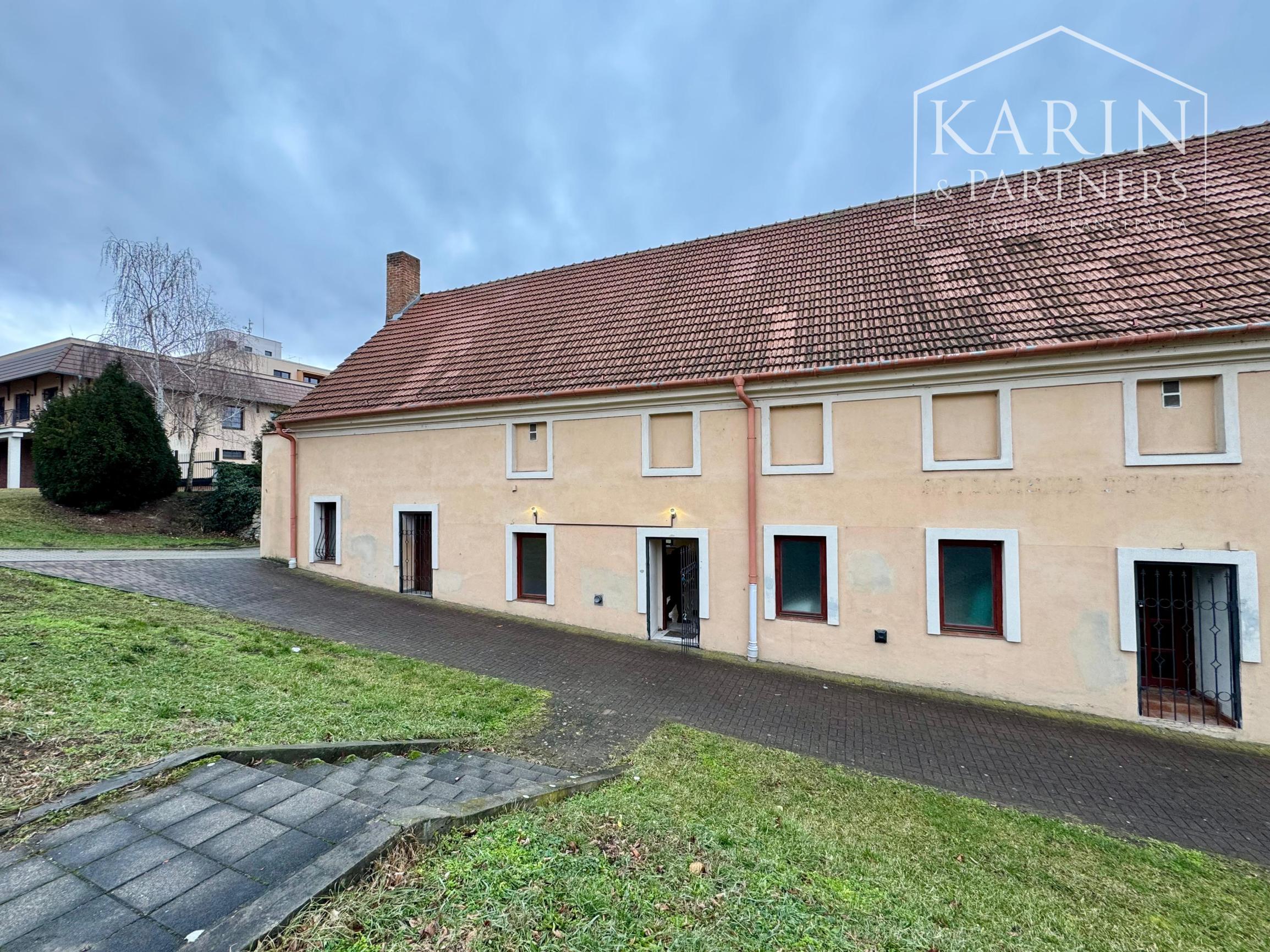 ZARIADENÁ KANCELÁRIA V CENTRE HOLÍČA S PARKOVANÍM