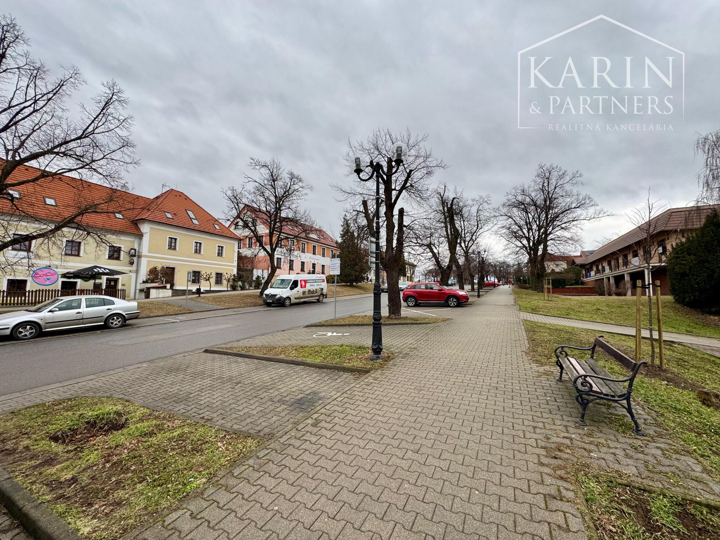 ZARIADENÁ KANCELÁRIA V CENTRE HOLÍČA S PARKOVANÍM