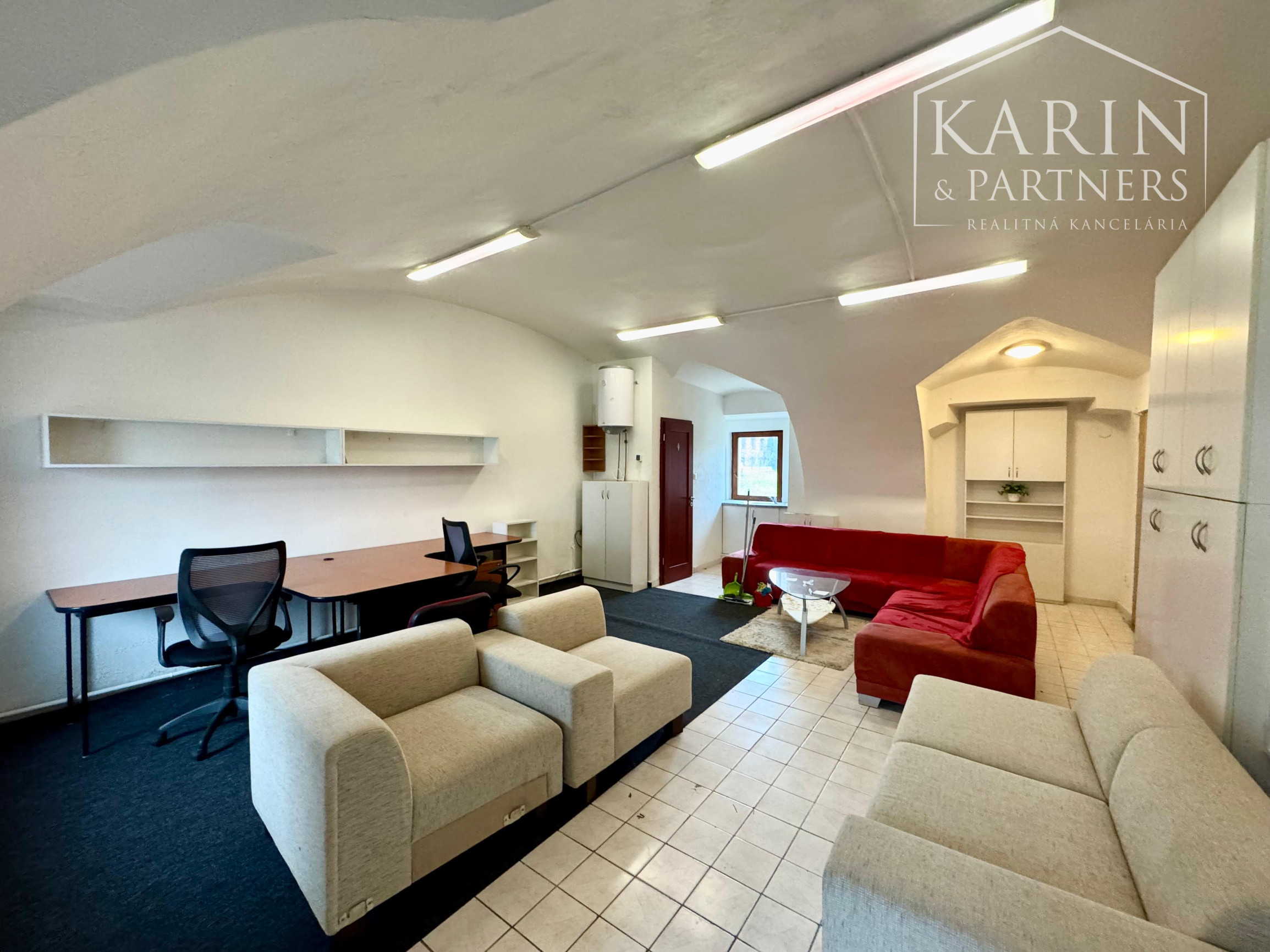 ZARIADENÁ KANCELÁRIA V CENTRE HOLÍČA S PARKOVANÍM