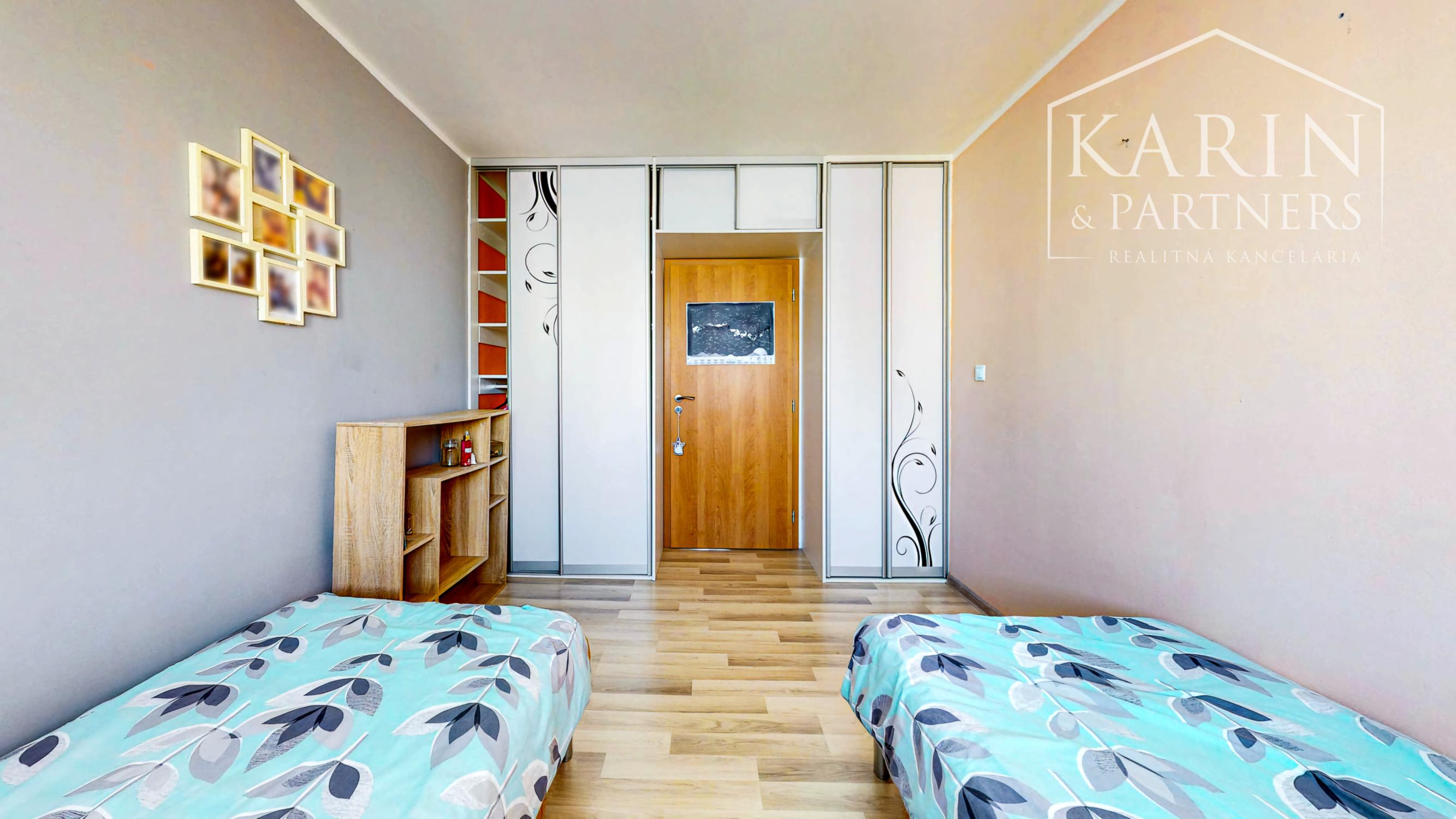 Kompletne zrekonštruovaný 3-izbový byt s krásnym výhľadom a parkovaním – top lokalita Hviezdoslavova