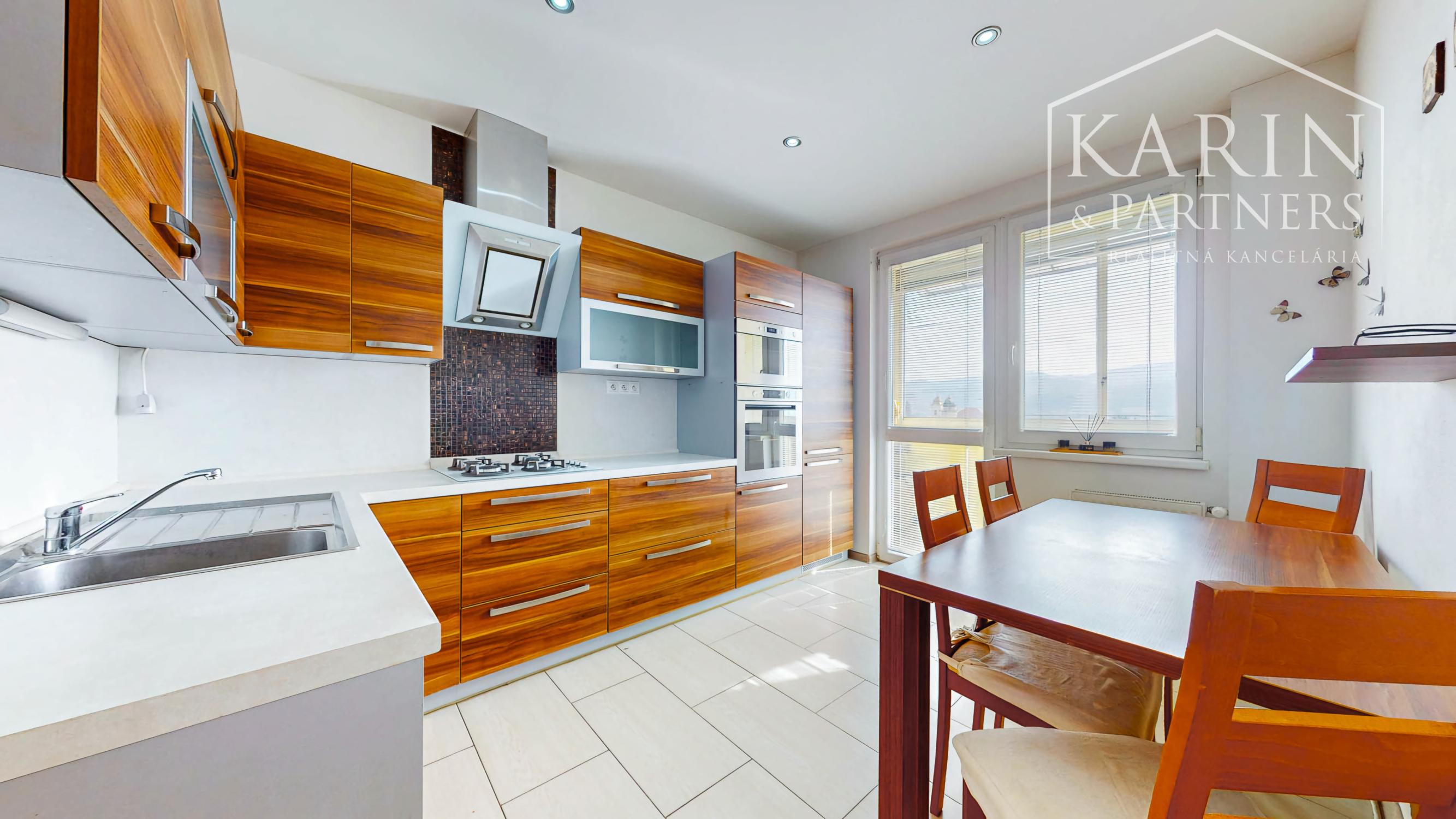 Kompletne zrekonštruovaný 3-izbový byt s krásnym výhľadom a parkovaním – top lokalita Hviezdoslavova