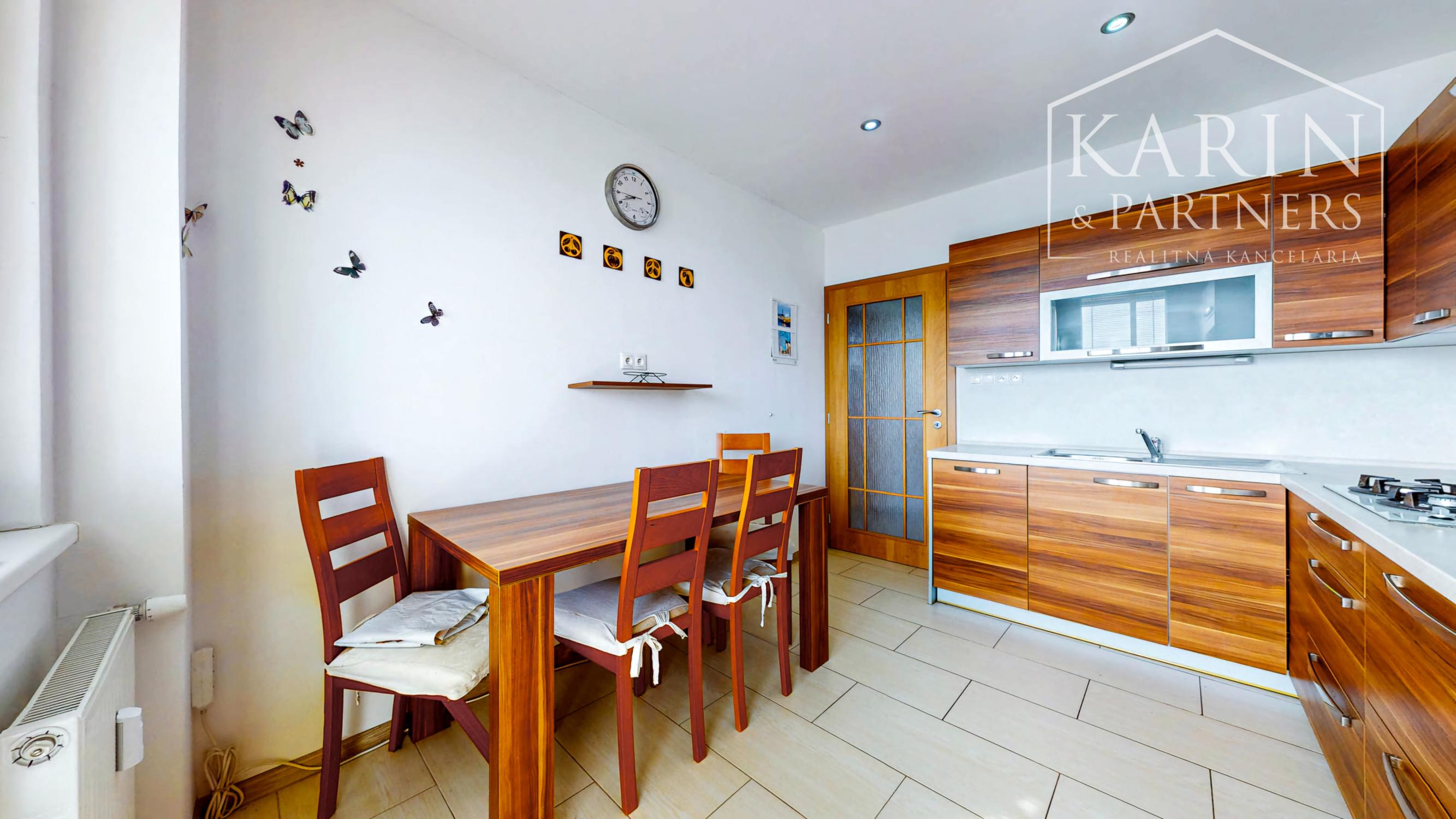 Kompletne zrekonštruovaný 3-izbový byt s krásnym výhľadom a parkovaním – top lokalita Hviezdoslavova