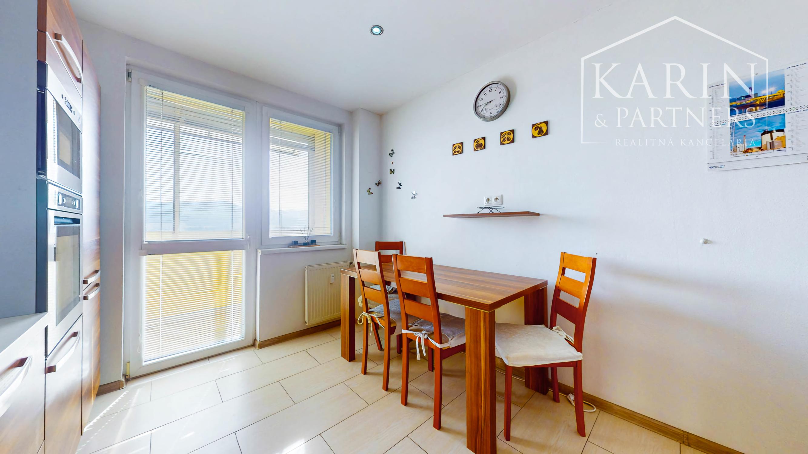 Kompletne zrekonštruovaný 3-izbový byt s krásnym výhľadom a parkovaním – top lokalita Hviezdoslavova