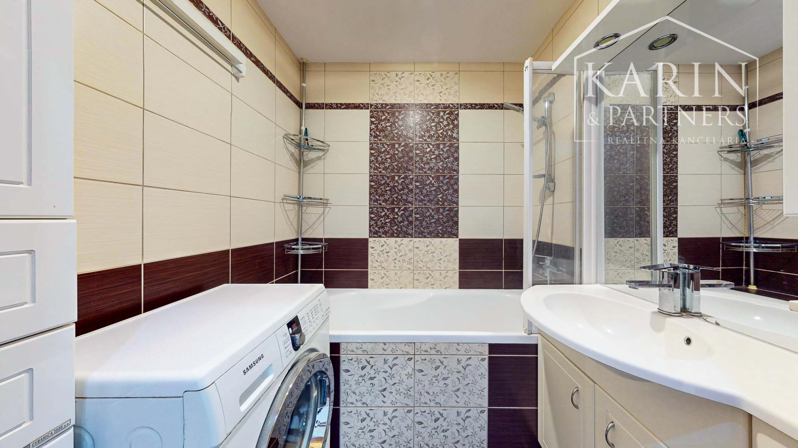 Kompletne zrekonštruovaný 3-izbový byt s krásnym výhľadom a parkovaním – top lokalita Hviezdoslavova