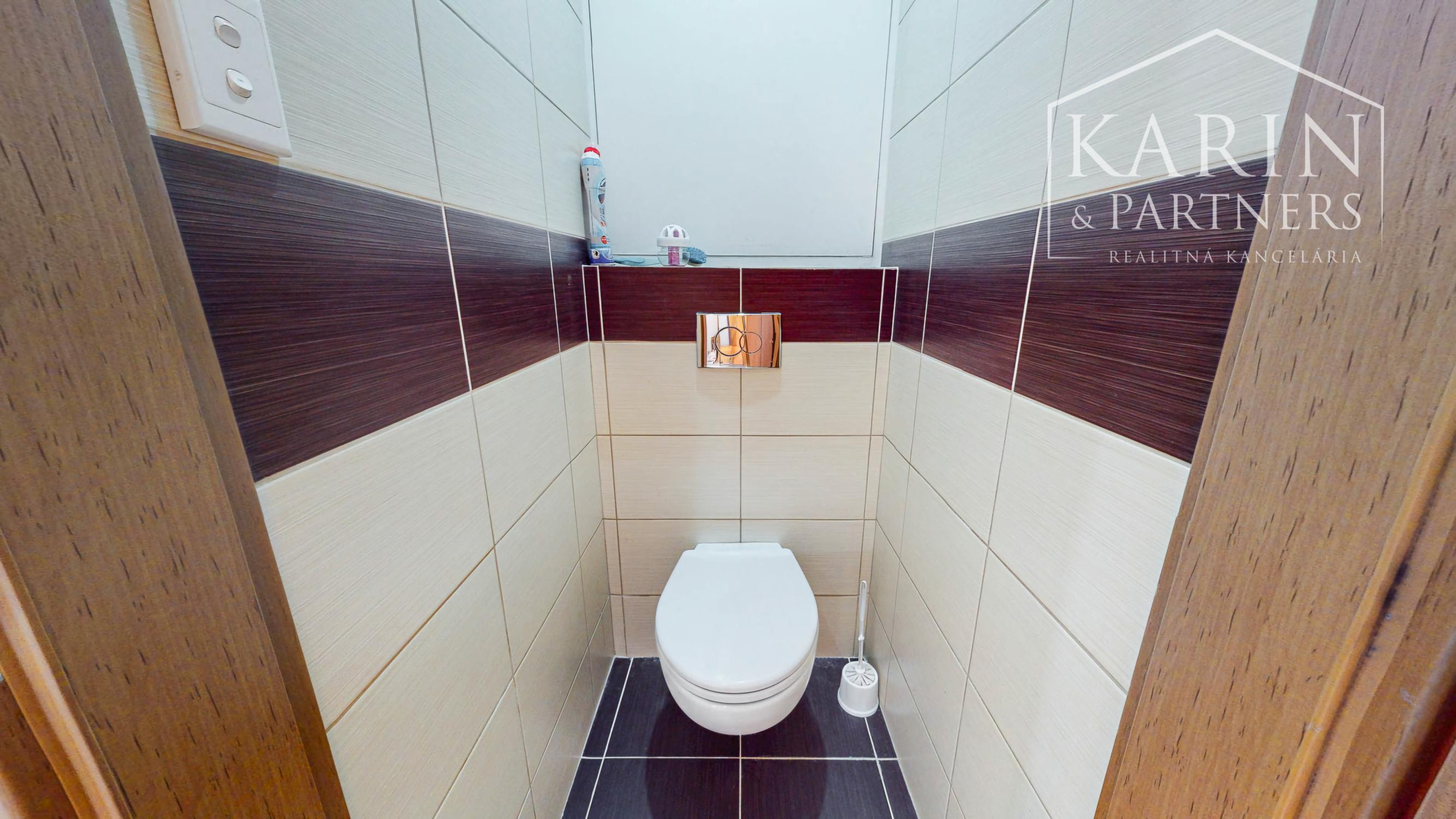 Kompletne zrekonštruovaný 3-izbový byt s krásnym výhľadom a parkovaním – top lokalita Hviezdoslavova