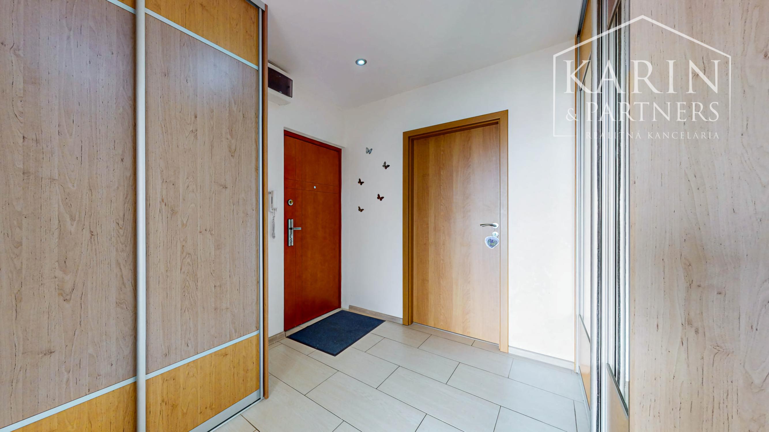 Kompletne zrekonštruovaný 3-izbový byt s krásnym výhľadom a parkovaním – top lokalita Hviezdoslavova