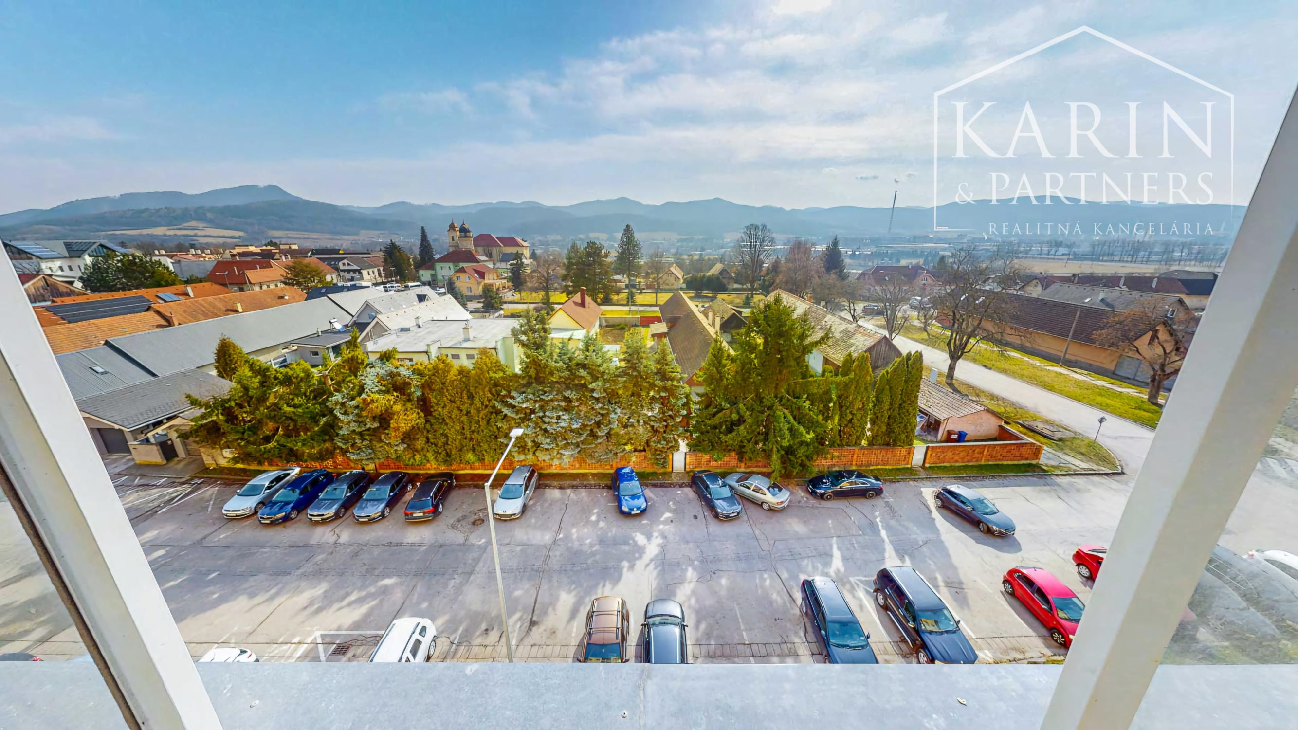 Kompletne zrekonštruovaný 3-izbový byt s krásnym výhľadom a parkovaním – top lokalita Hviezdoslavova