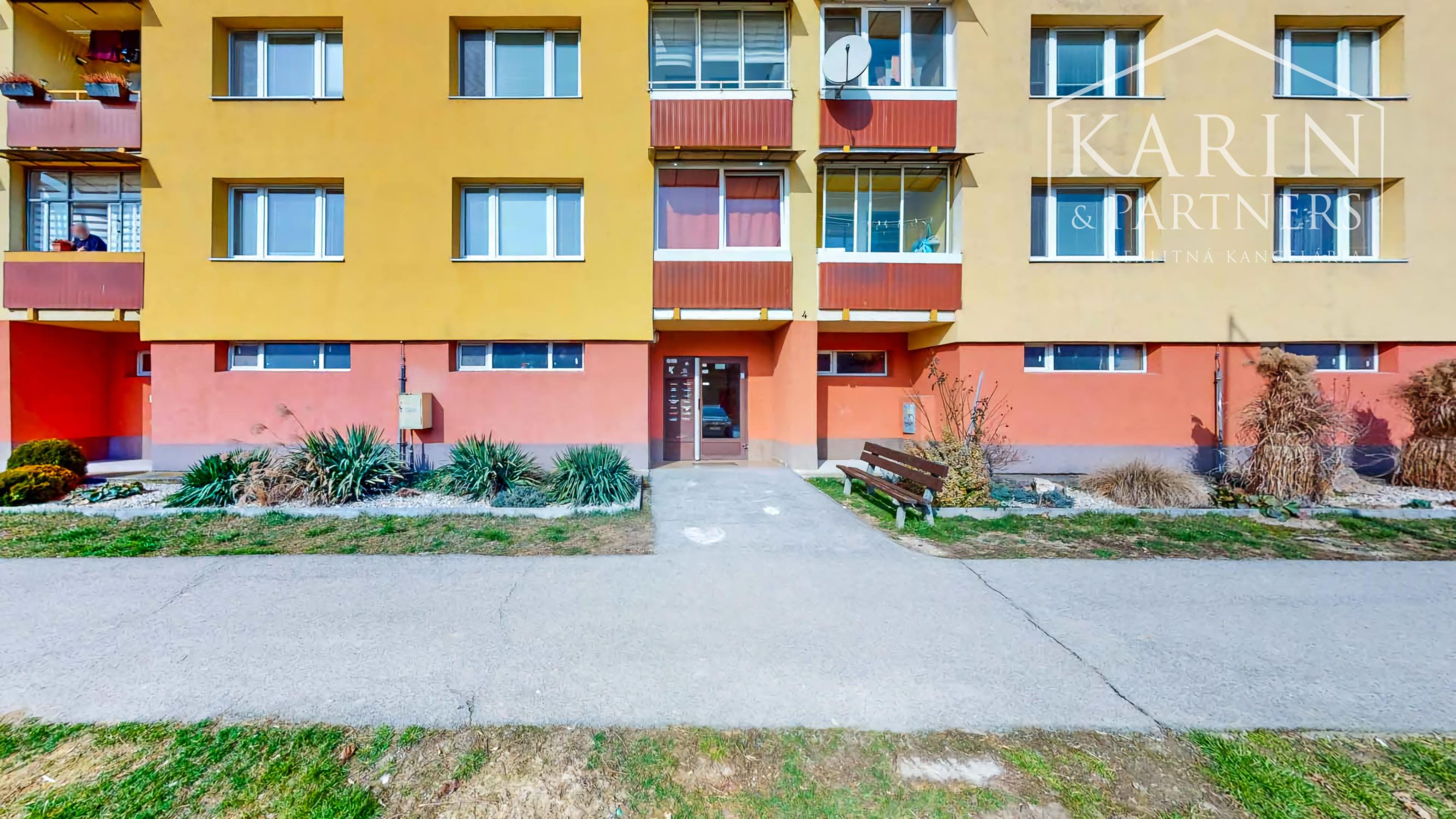 Kompletne zrekonštruovaný 3-izbový byt s krásnym výhľadom a parkovaním – top lokalita Hviezdoslavova