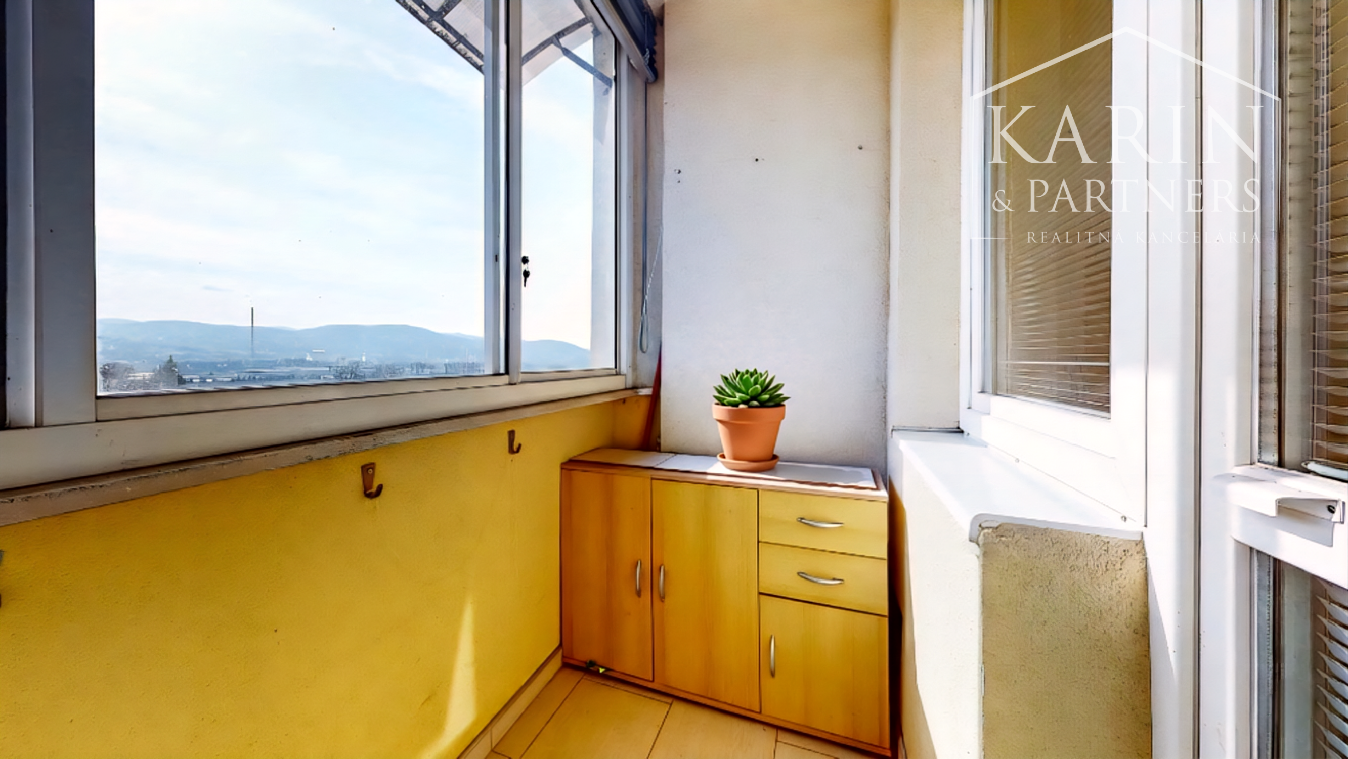 Kompletne zrekonštruovaný 3-izbový byt s krásnym výhľadom a parkovaním – top lokalita Hviezdoslavova