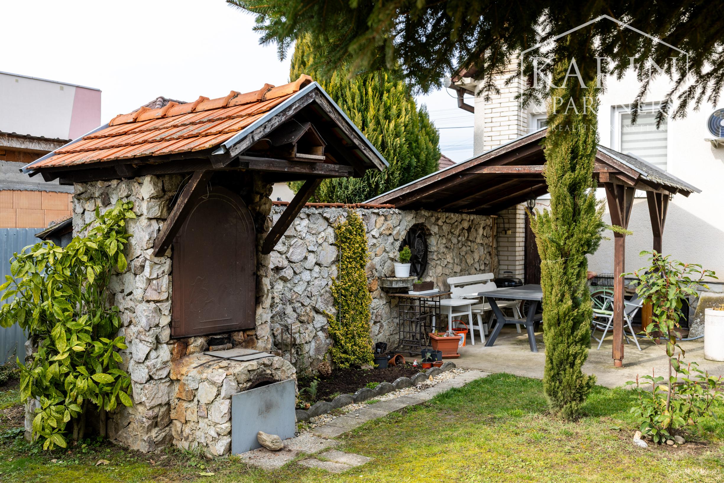 6-izbový rodinný dom s viacúčelovým veľkým pozemkom – Ivanka pri Nitre, len 10 minút od mesta Nitra