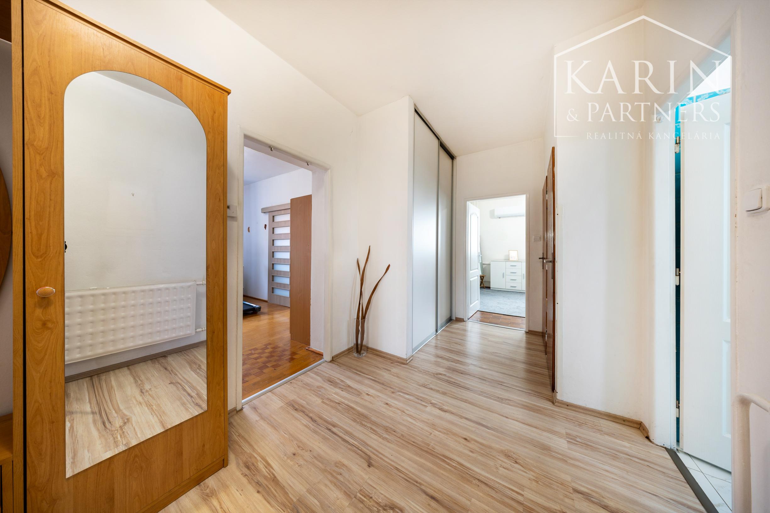 6-izbový rodinný dom s viacúčelovým veľkým pozemkom – Ivanka pri Nitre, len 10 minút od mesta Nitra