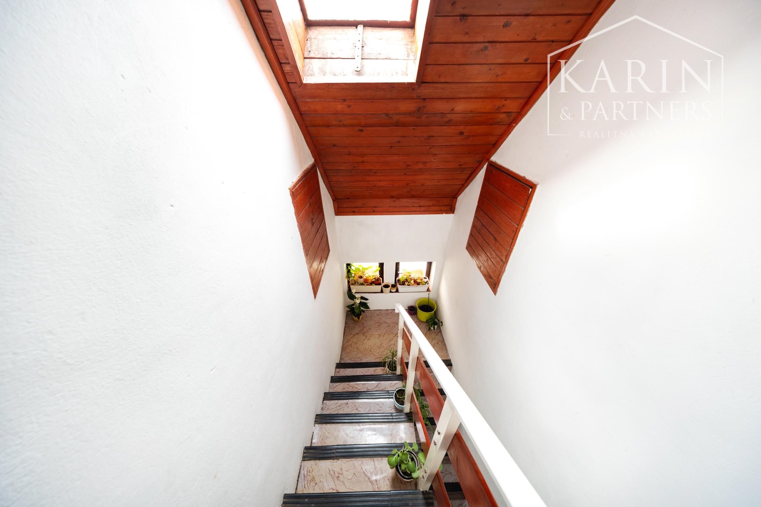 6-izbový rodinný dom s viacúčelovým veľkým pozemkom – Ivanka pri Nitre, len 10 minút od mesta Nitra