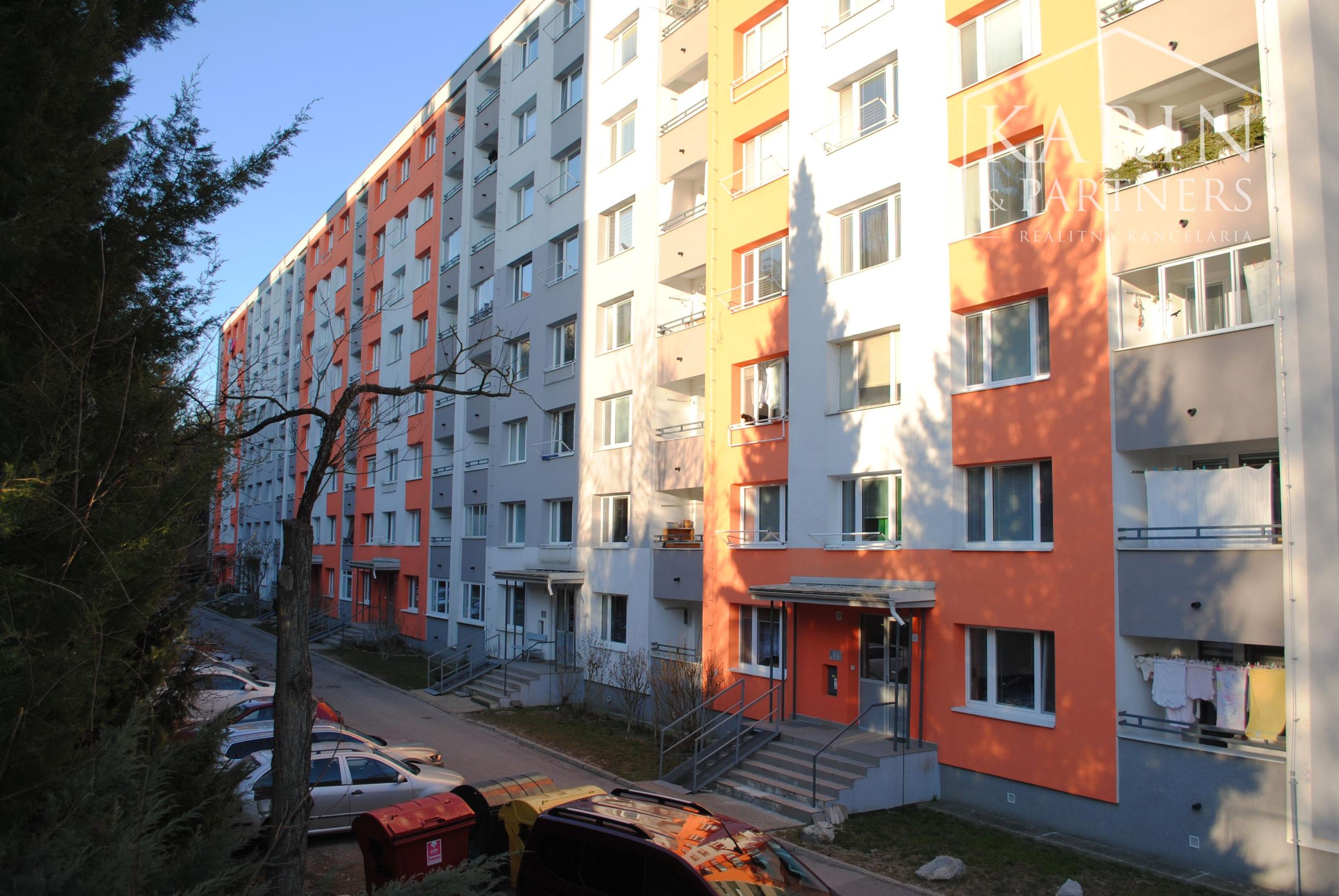 PREDAJ: Útulná garsónka obklopená zeleňou - Internátna ul., Banská Bystrica (Radvaň)