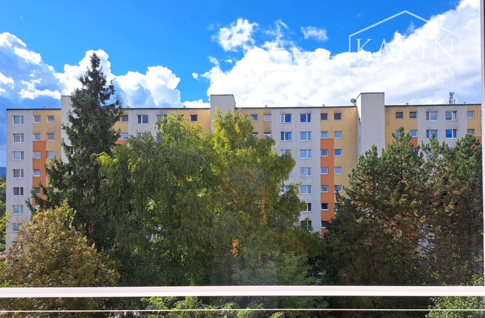 PREDAJ: Útulná garsónka obklopená zeleňou - Internátna ul., Banská Bystrica (Radvaň)