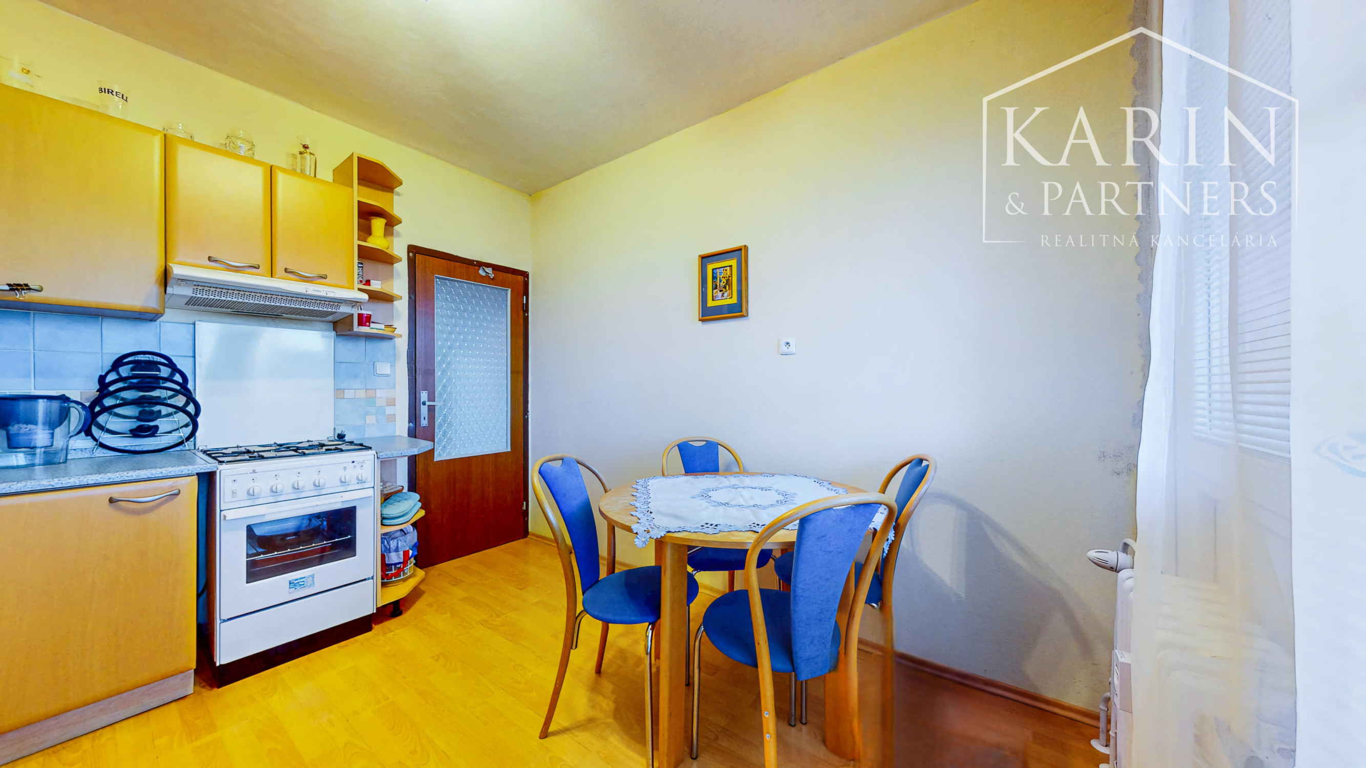 Priestranný 3-izbový byt (až 79 m²) s loggiou, klimatizáciou a zariadením v tichej lokalite – Pri tehelni, Levice