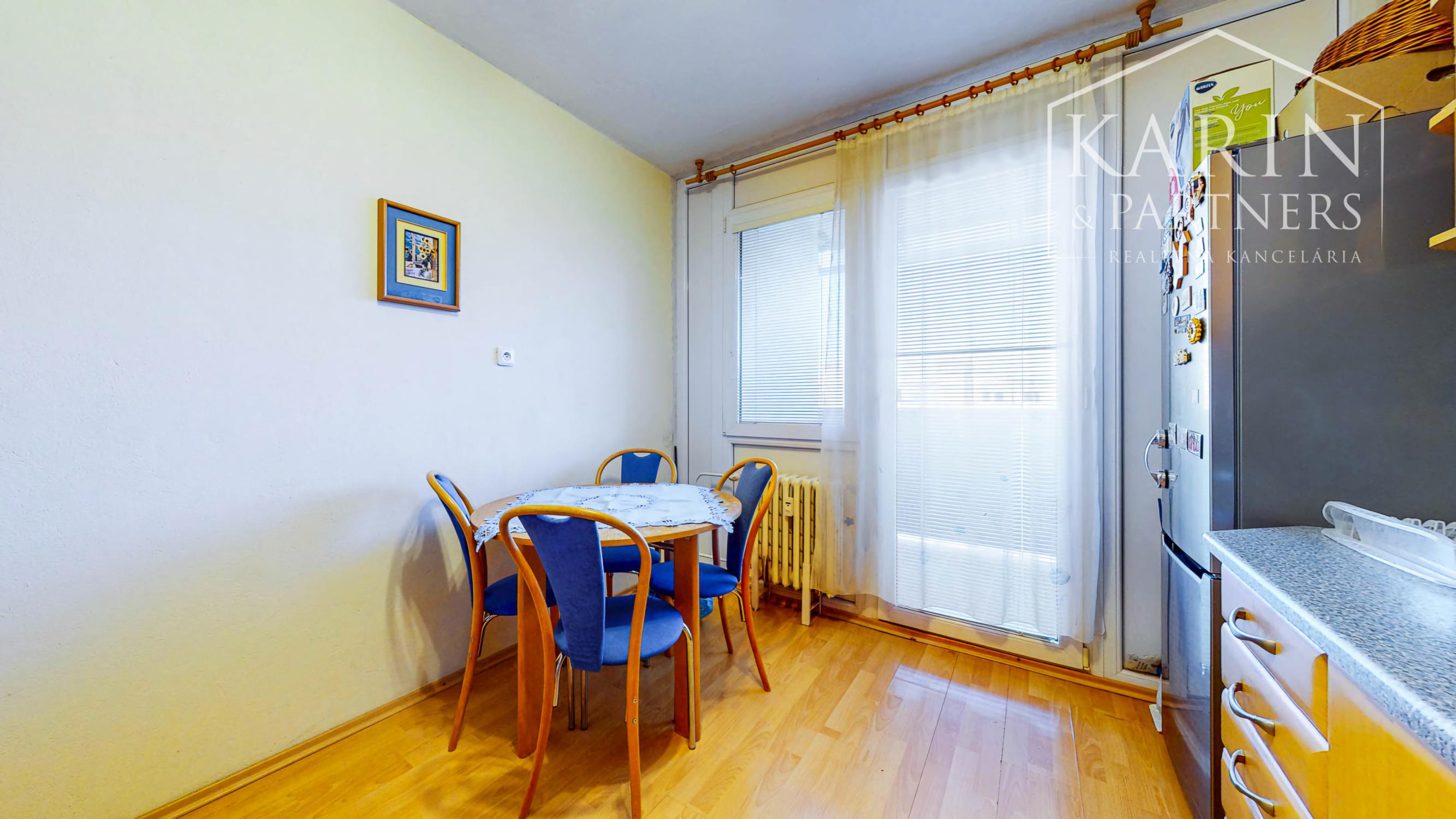 Priestranný 3-izbový byt (až 79 m²) s loggiou, klimatizáciou a zariadením v tichej lokalite – Pri tehelni, Levice