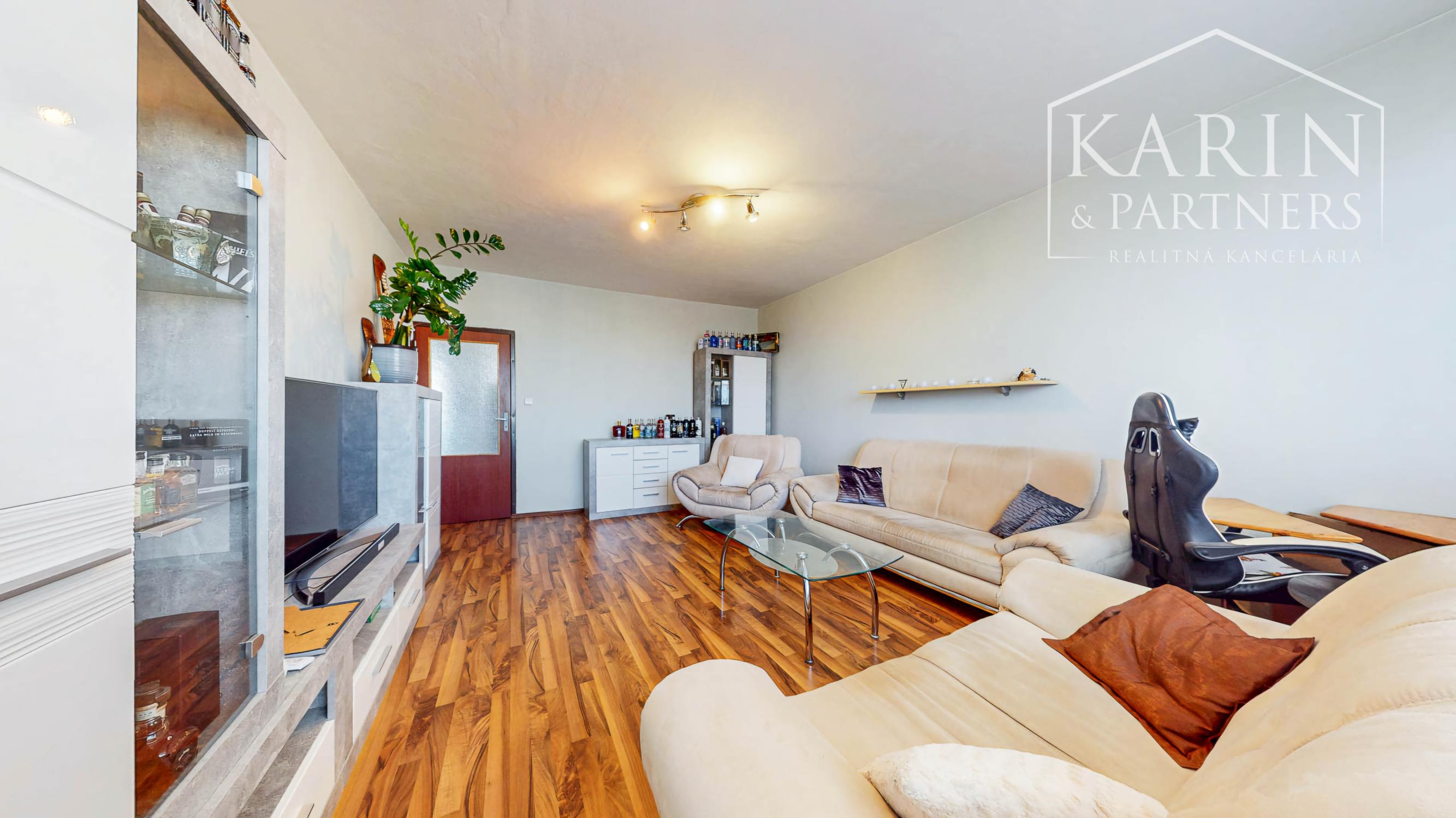 Priestranný 3-izbový byt (až 79 m²) s loggiou, klimatizáciou a zariadením v tichej lokalite – Pri tehelni, Levice