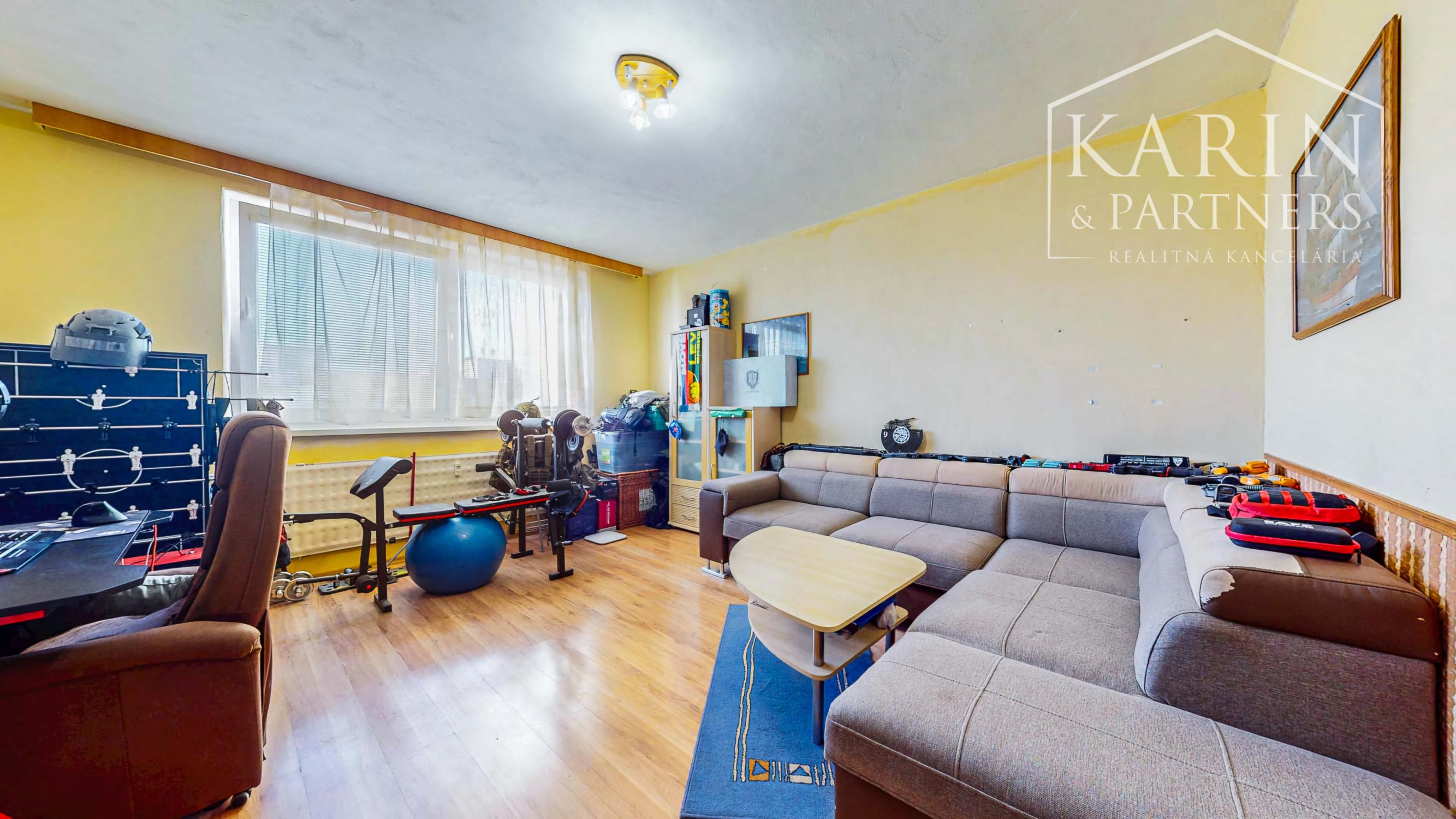 Priestranný 3-izbový byt (až 79 m²) s loggiou, klimatizáciou a zariadením v tichej lokalite – Pri tehelni, Levice