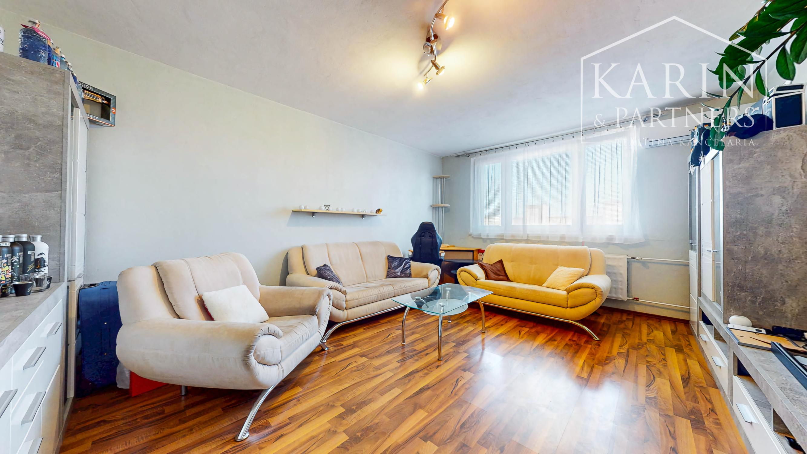 Priestranný 3-izbový byt (až 79 m²) s loggiou, klimatizáciou a zariadením v tichej lokalite – Pri tehelni, Levice