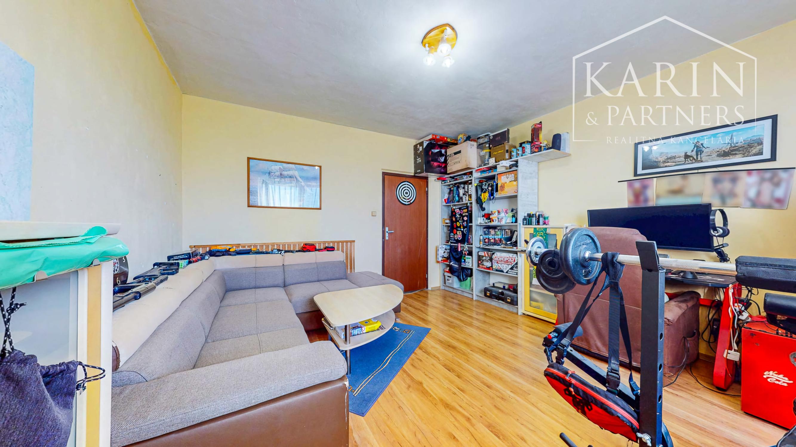 Priestranný 3-izbový byt (až 79 m²) s loggiou, klimatizáciou a zariadením v tichej lokalite – Pri tehelni, Levice