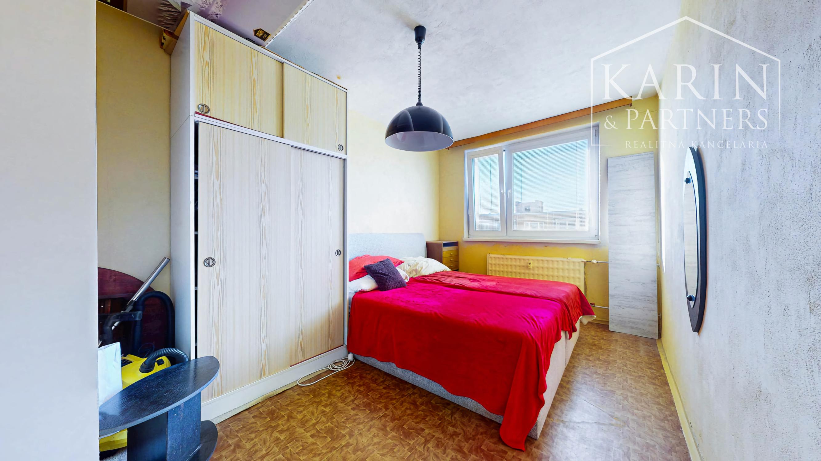 Priestranný 3-izbový byt (až 79 m²) s loggiou, klimatizáciou a zariadením v tichej lokalite – Pri tehelni, Levice