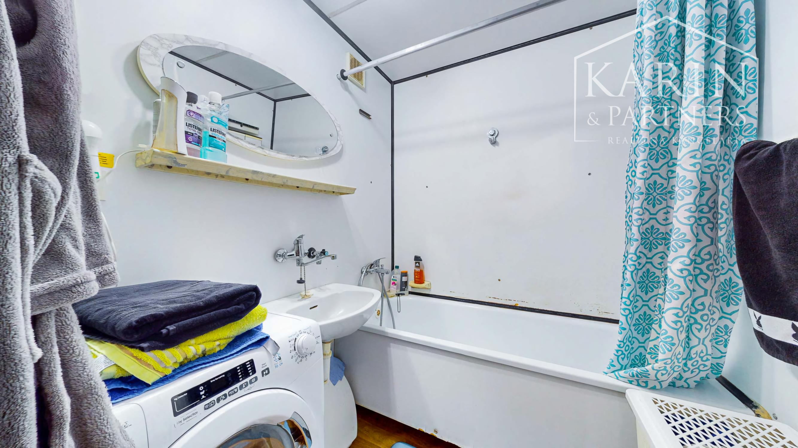 Priestranný 3-izbový byt (až 79 m²) s loggiou, klimatizáciou a zariadením v tichej lokalite – Pri tehelni, Levice