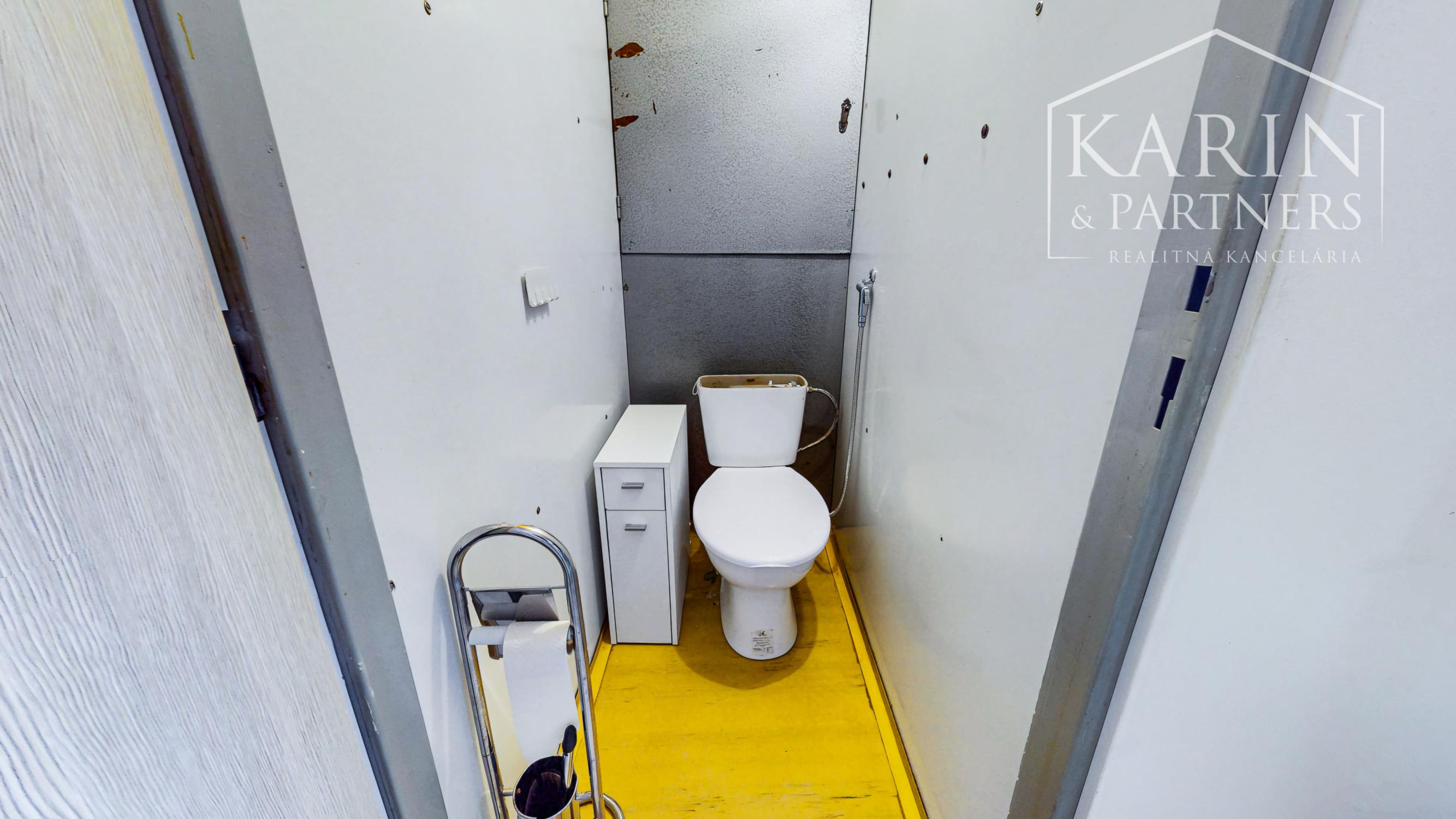 Priestranný 3-izbový byt (až 79 m²) s loggiou, klimatizáciou a zariadením v tichej lokalite – Pri tehelni, Levice