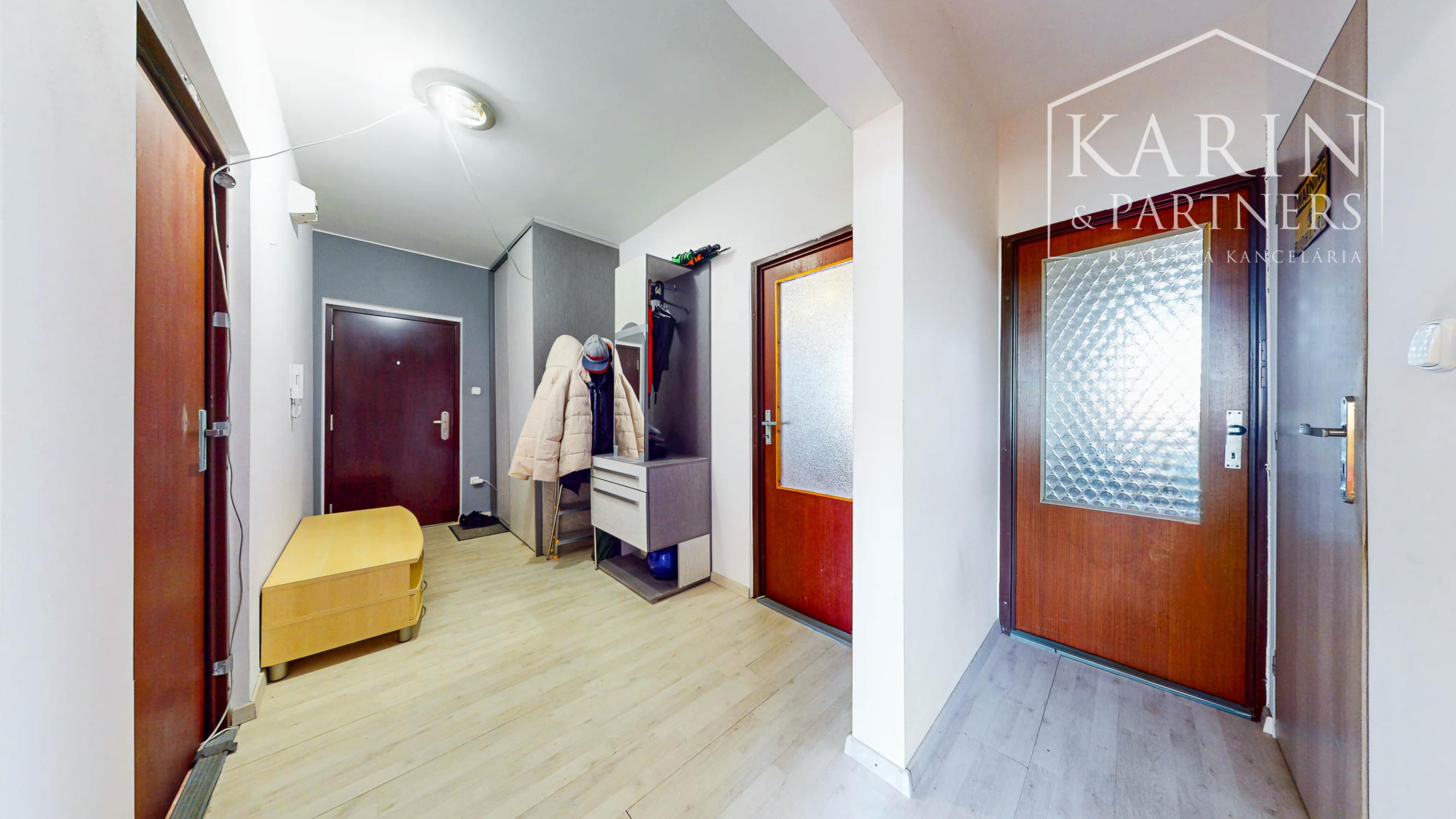 Priestranný 3-izbový byt (až 79 m²) s loggiou, klimatizáciou a zariadením v tichej lokalite – Pri tehelni, Levice