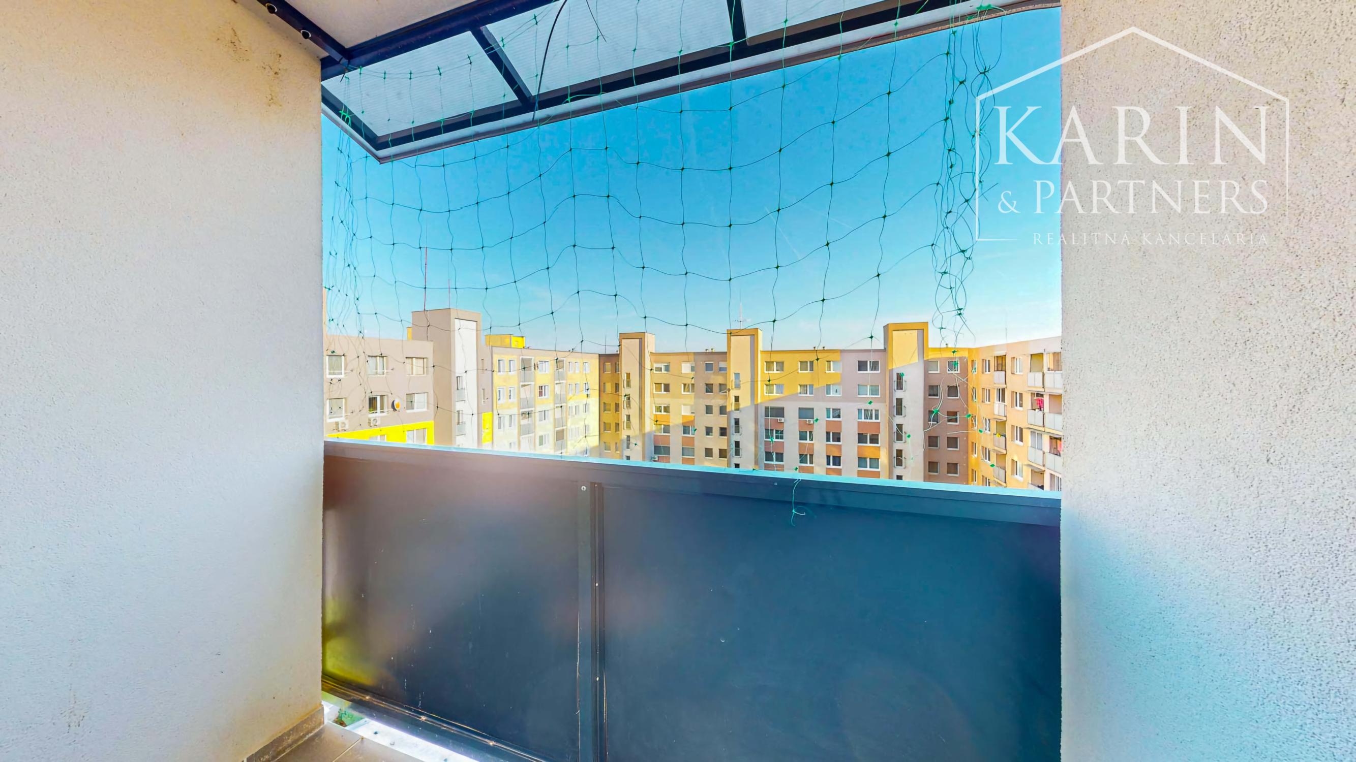 Priestranný 3-izbový byt (až 79 m²) s loggiou, klimatizáciou a zariadením v tichej lokalite – Pri tehelni, Levice