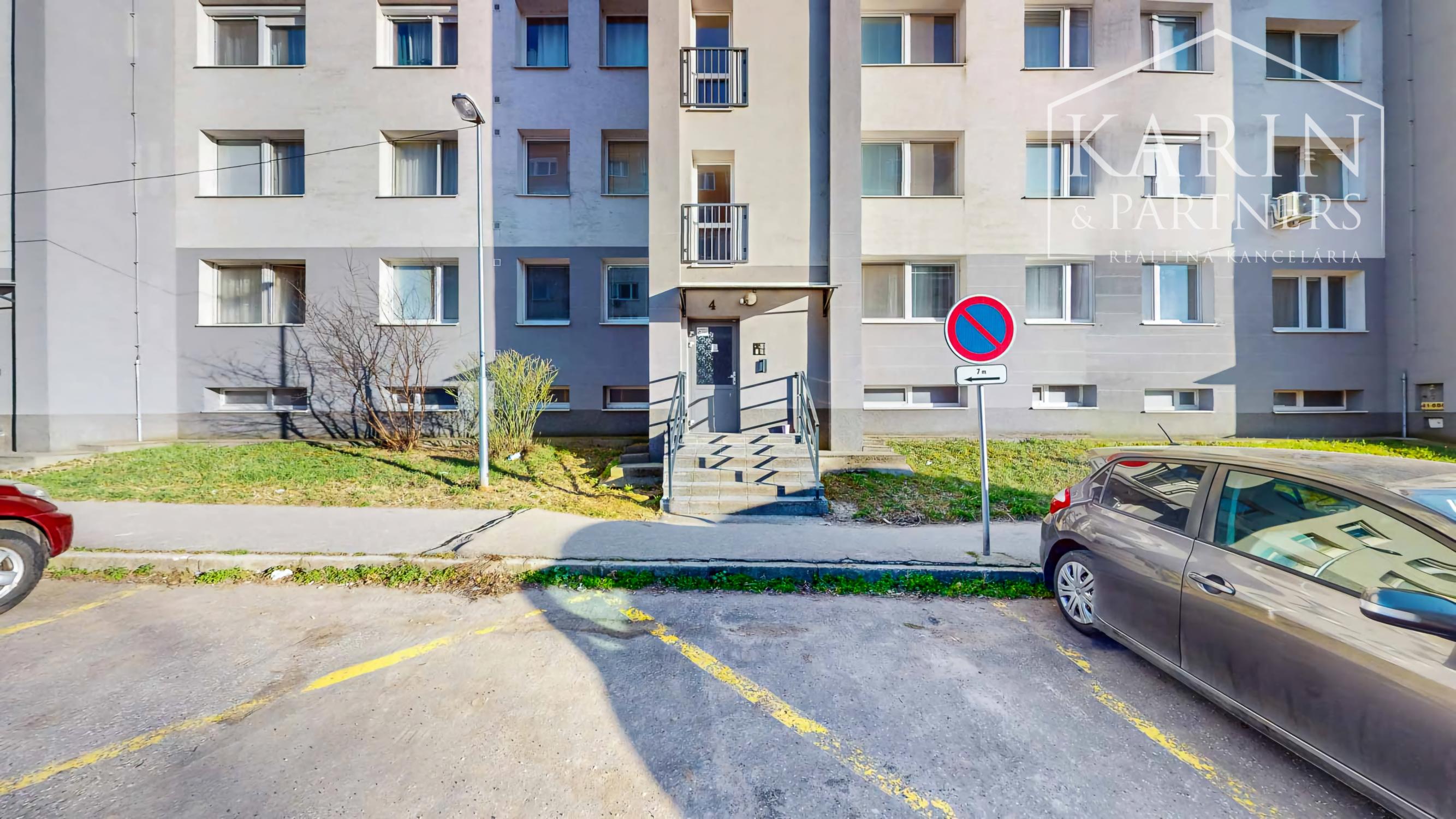 Priestranný 3-izbový byt (až 79 m²) s loggiou, klimatizáciou a zariadením v tichej lokalite – Pri tehelni, Levice
