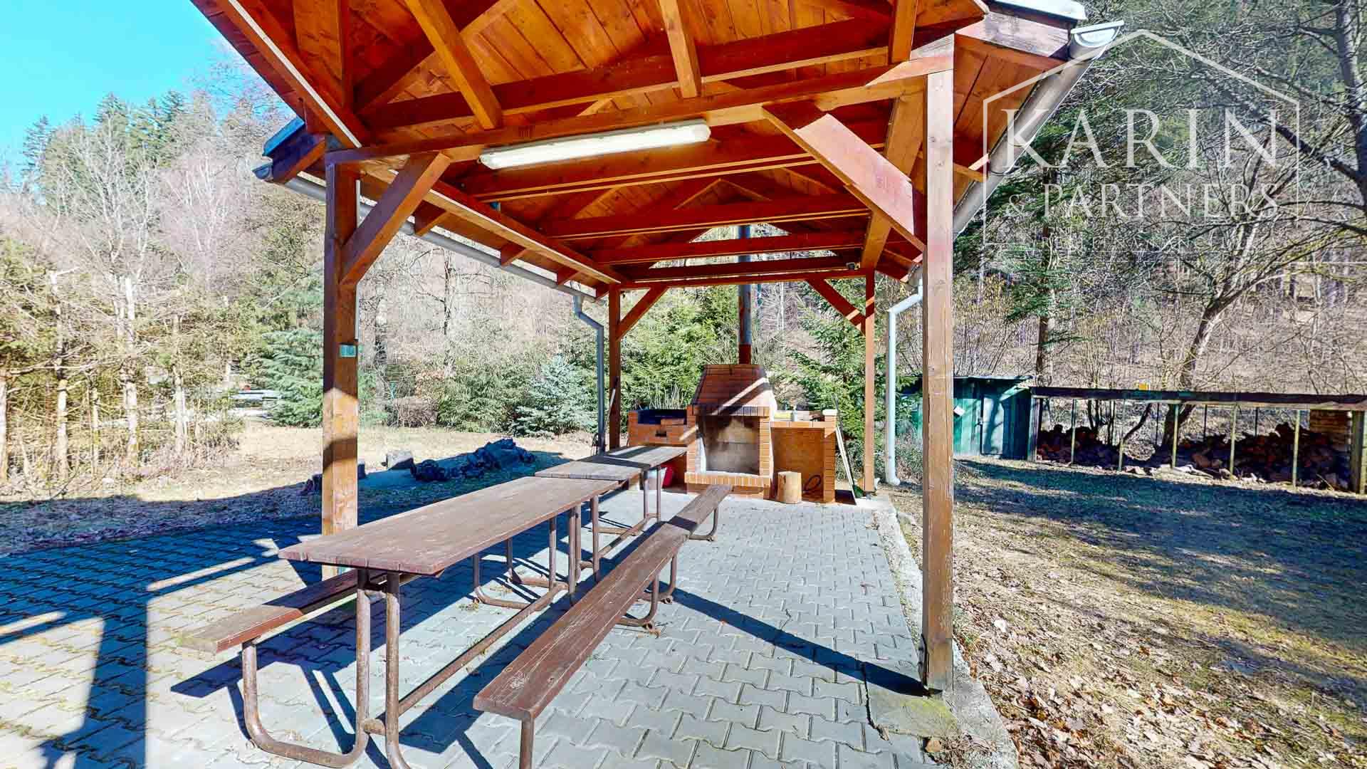 Rozprávková chata pri potoku v Sielnici: Oáza pokoja s výbornou dostupnosťou, pozemkom 832 m² a projektom na rekonštrukciu!