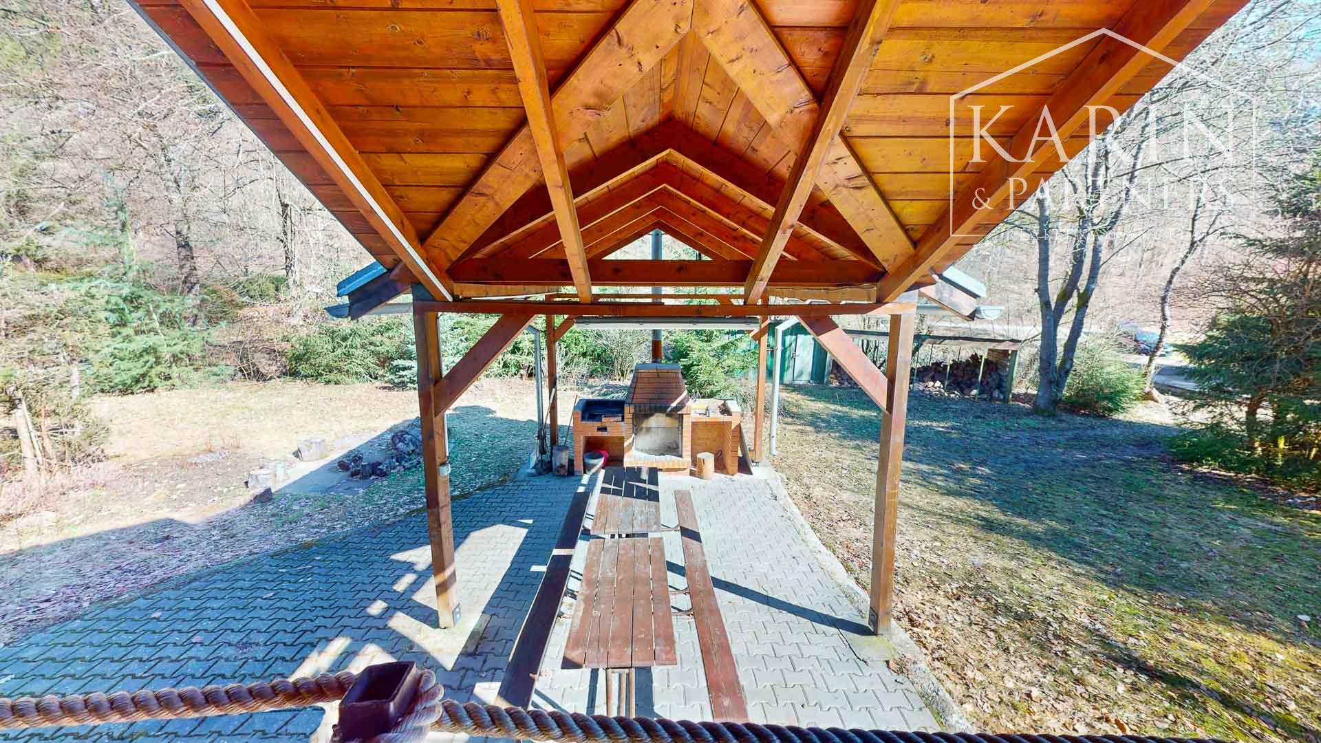 Rozprávková chata pri potoku v Sielnici: Oáza pokoja s výbornou dostupnosťou, pozemkom 832 m² a projektom na rekonštrukciu!