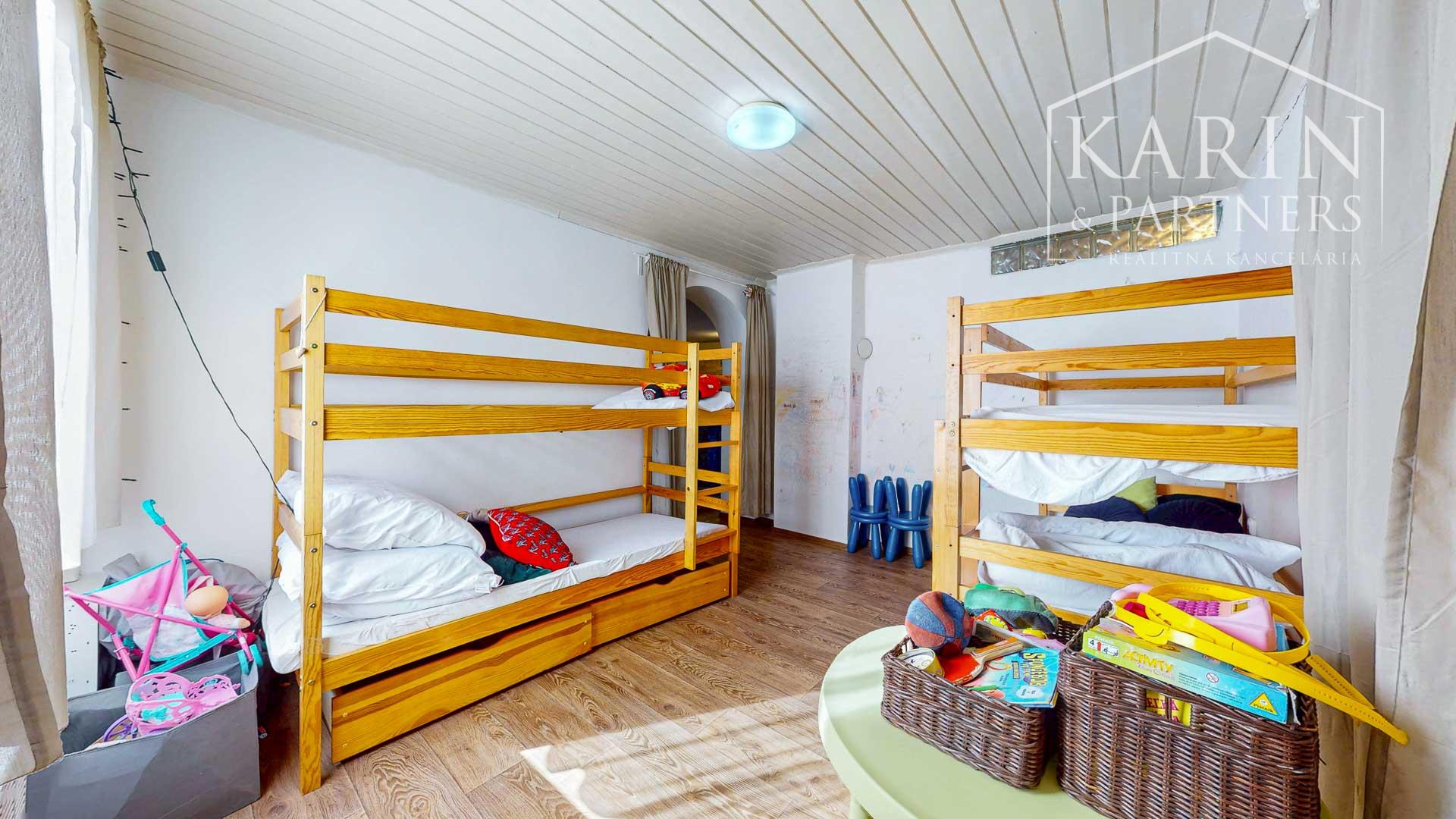 Rozprávková chata pri potoku v Sielnici: Oáza pokoja s výbornou dostupnosťou, pozemkom 832 m² a projektom na rekonštrukciu!