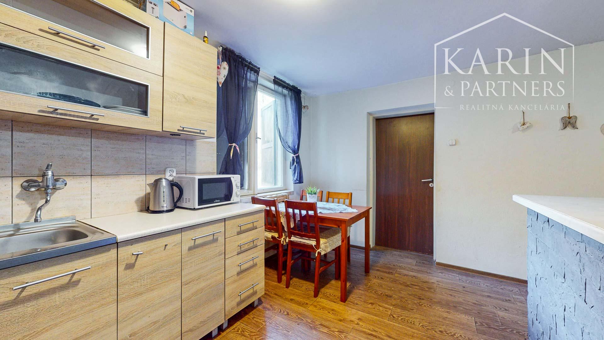 Rozprávková chata pri potoku v Sielnici: Oáza pokoja s výbornou dostupnosťou, pozemkom 832 m² a projektom na rekonštrukciu!