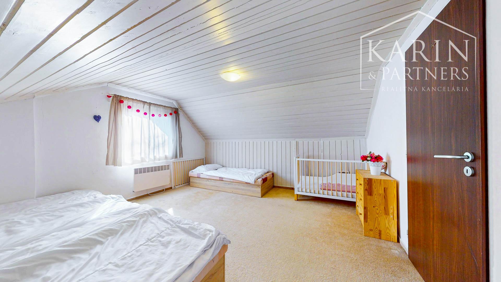 Rozprávková chata pri potoku v Sielnici: Oáza pokoja s výbornou dostupnosťou, pozemkom 832 m² a projektom na rekonštrukciu!