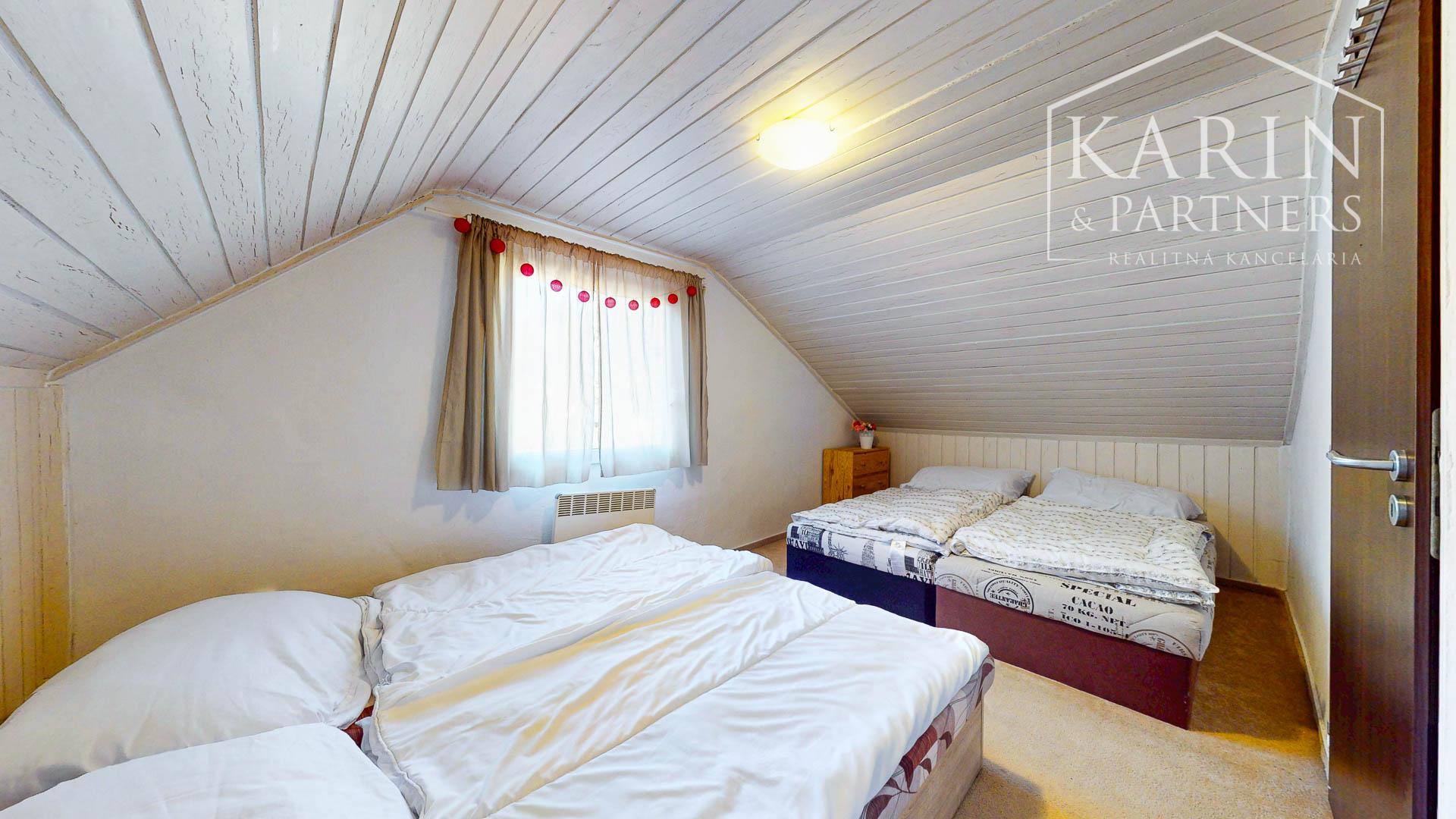 Rozprávková chata pri potoku v Sielnici: Oáza pokoja s výbornou dostupnosťou, pozemkom 832 m² a projektom na rekonštrukciu!