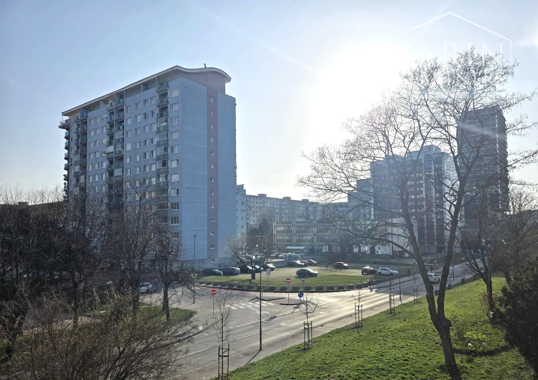 PREDAJ–Nadštandardný 3-izbový byt  s loggiou v  top lokalite Ružinova – Trávniky