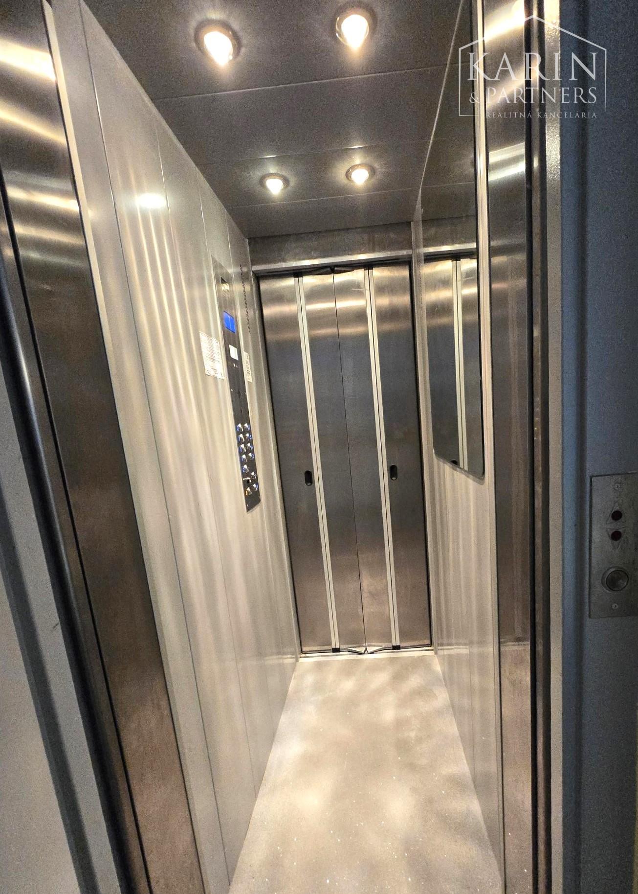 PREDAJ–Nadštandardný 3-izbový byt  s loggiou v  top lokalite Ružinova – Trávniky