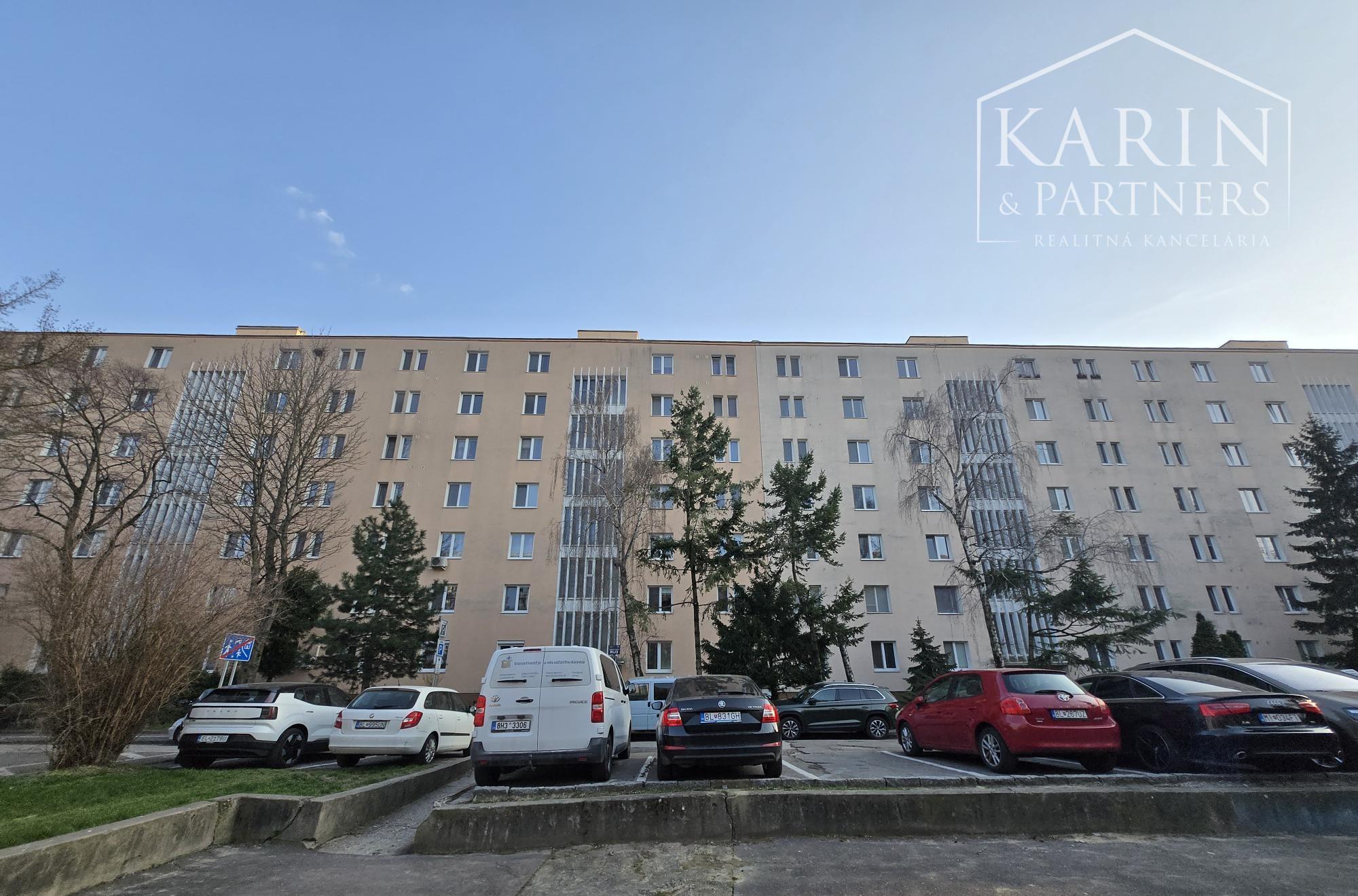 PREDAJ–Nadštandardný 3-izbový byt  s loggiou v  top lokalite Ružinova – Trávniky